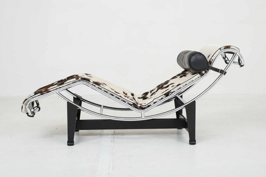 Cassina LC4 Chaise Longue von Le Corbusier mit geflecktem Fell Vintage