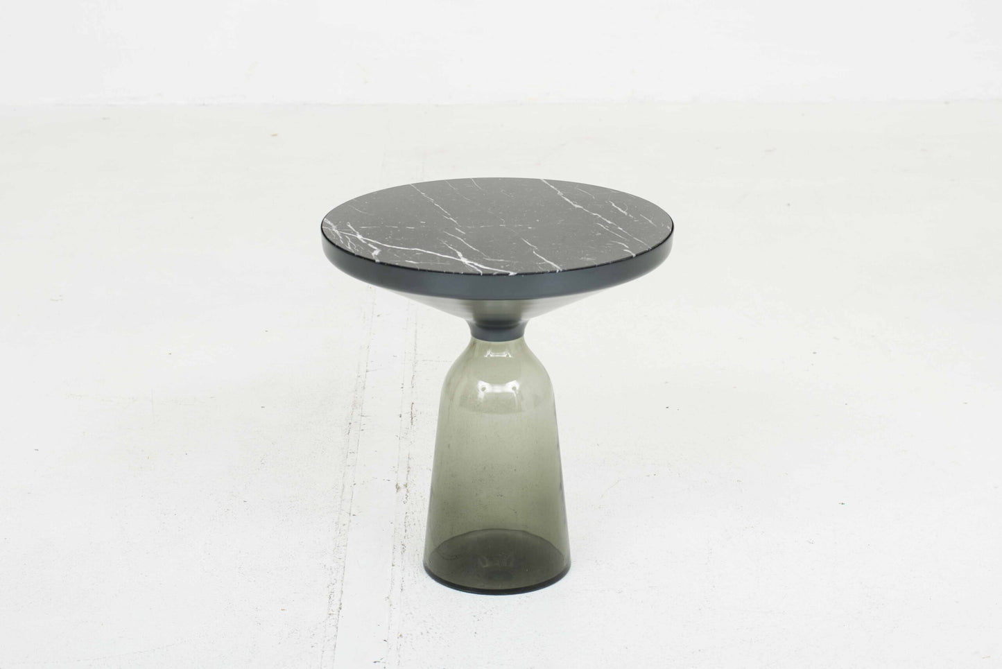 Table d'appoint ClassiCon Bell Table de Sebastian Herkner en marbre vintage