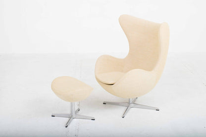 Fritz Hansen Egg Chair and Ottoman von Arne Jacobsen in hellgelben Stoff