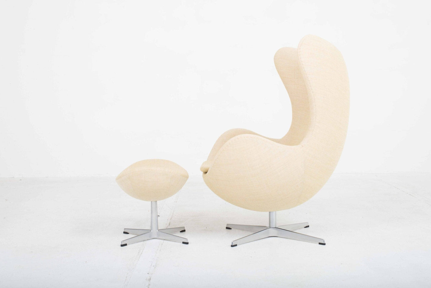 Fritz Hansen Egg Chair and Ottoman von Arne Jacobsen in hellgelben Stoff