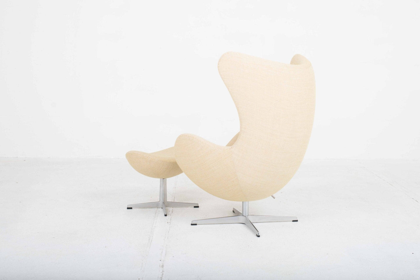 Fauteuil Egg et Ottoman Fritz Hansen par Arne Jacobsen en tissu jaune clair