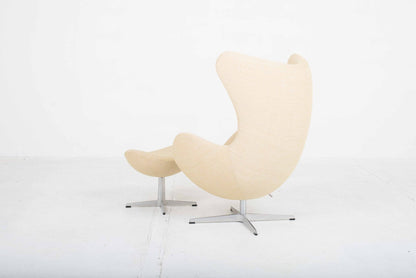 Fauteuil Egg et Ottoman Fritz Hansen par Arne Jacobsen en tissu jaune clair