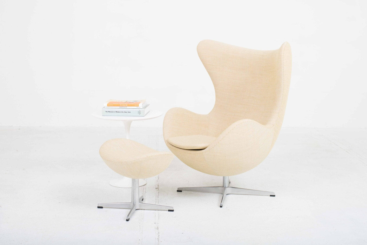 Fauteuil Egg et Ottoman Fritz Hansen par Arne Jacobsen en tissu jaune clair