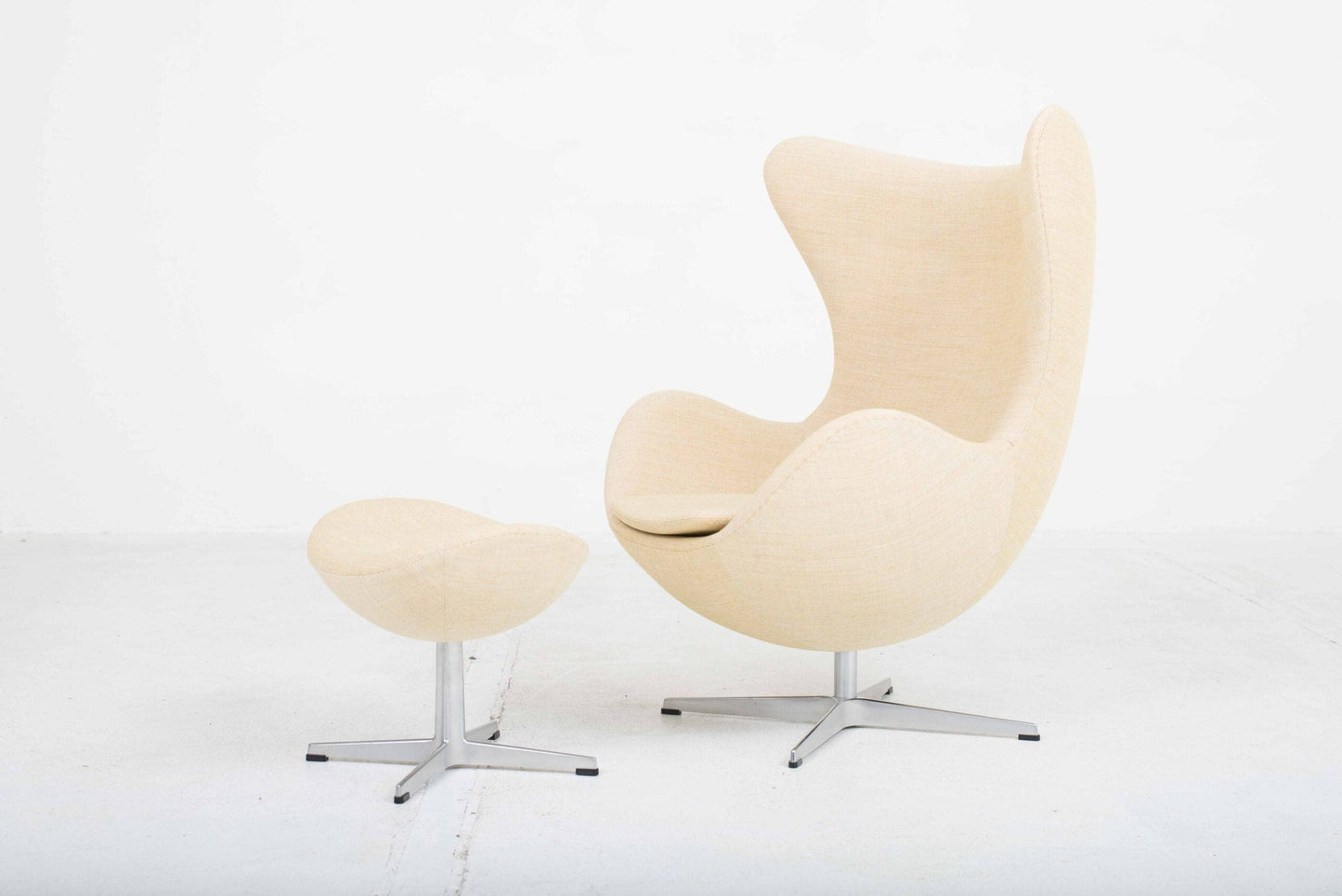 Fritz Hansen Egg Chair and Ottoman von Arne Jacobsen in hellgelben Stoff