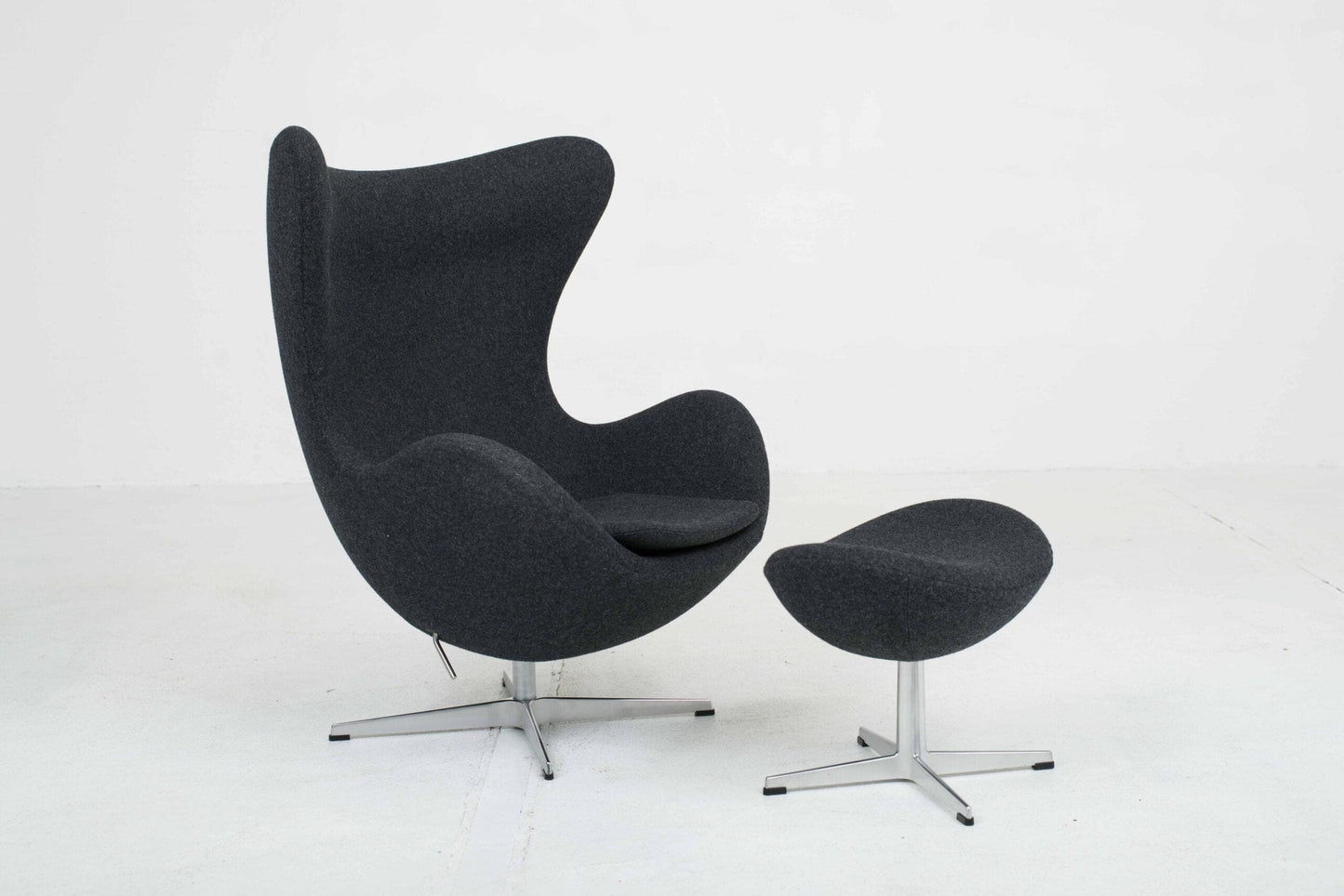 Fritz Hansen Egg Chair und Ottoman von Arne Jacobsen in Dunkelgrau Vintage - 2nd home