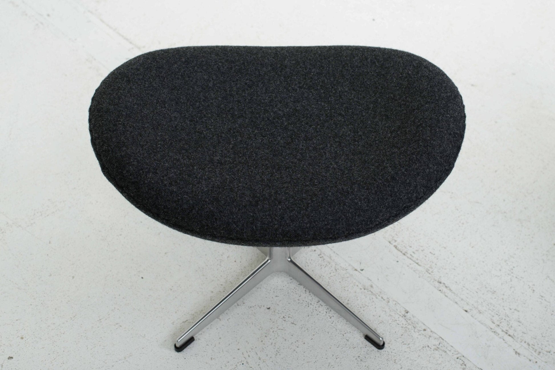 Fritz Hansen Egg Chair und Ottoman von Arne Jacobsen in Dunkelgrau Vintage - 2nd home