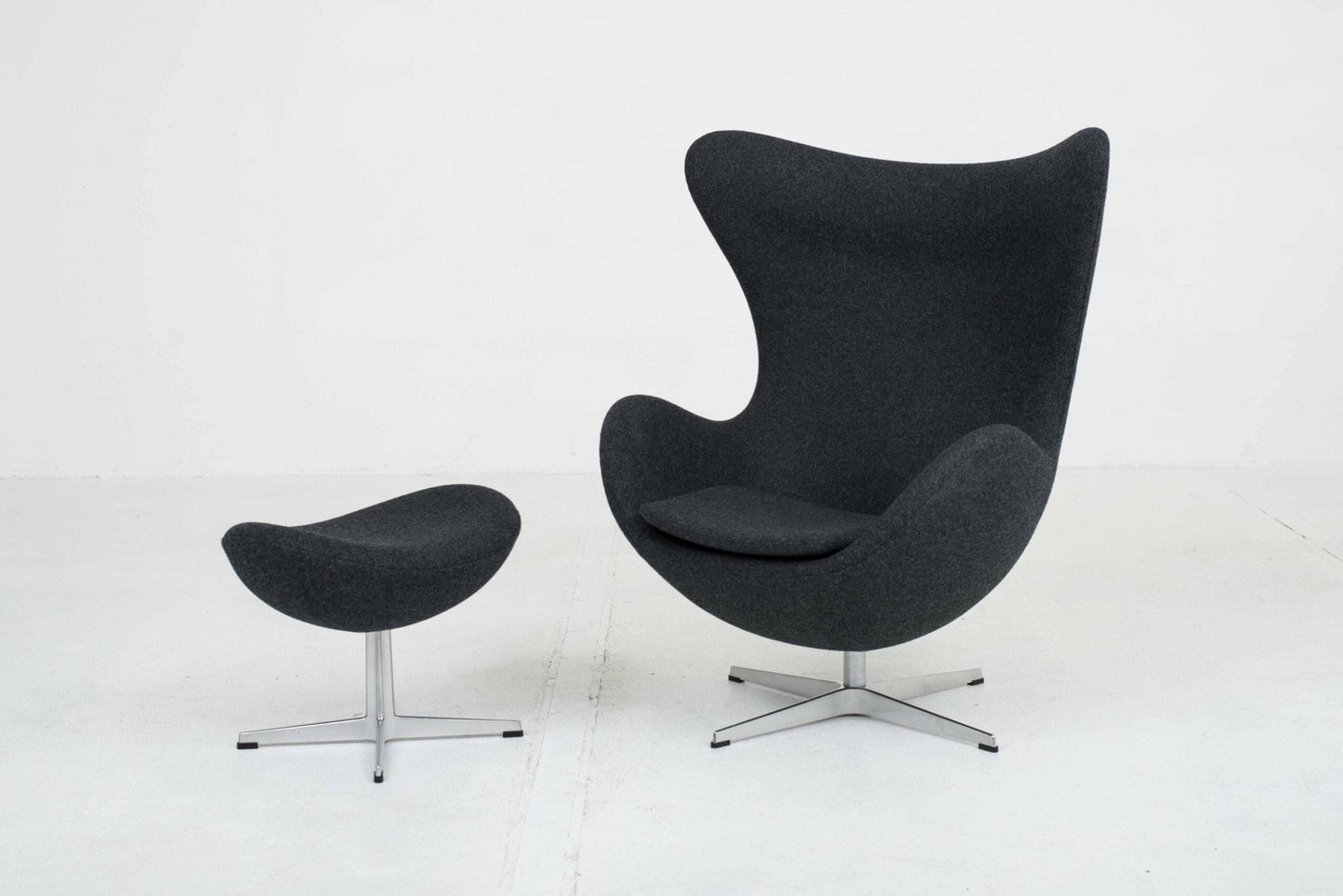 Fritz Hansen Egg Chair und Ottoman von Arne Jacobsen in Dunkelgrau Vintage - 2nd home