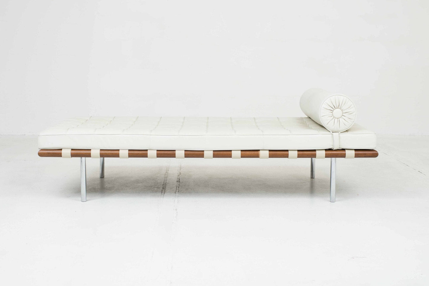 Knoll Barcelona Relax Daybed by Mies van der Rohe in natural leather Vintage