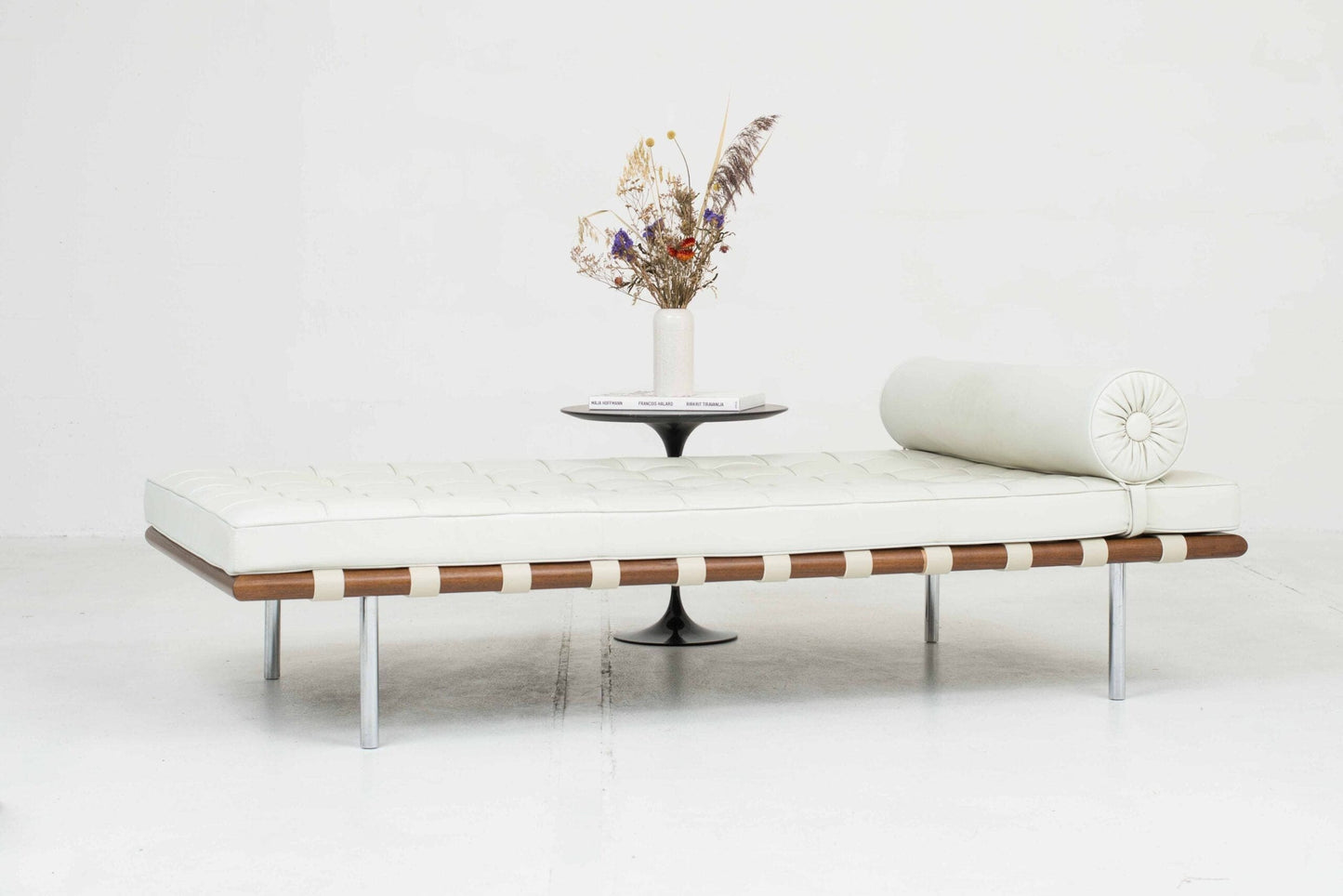 Knoll Barcelona Relax Daybed by Mies van der Rohe in natural leather Vintage