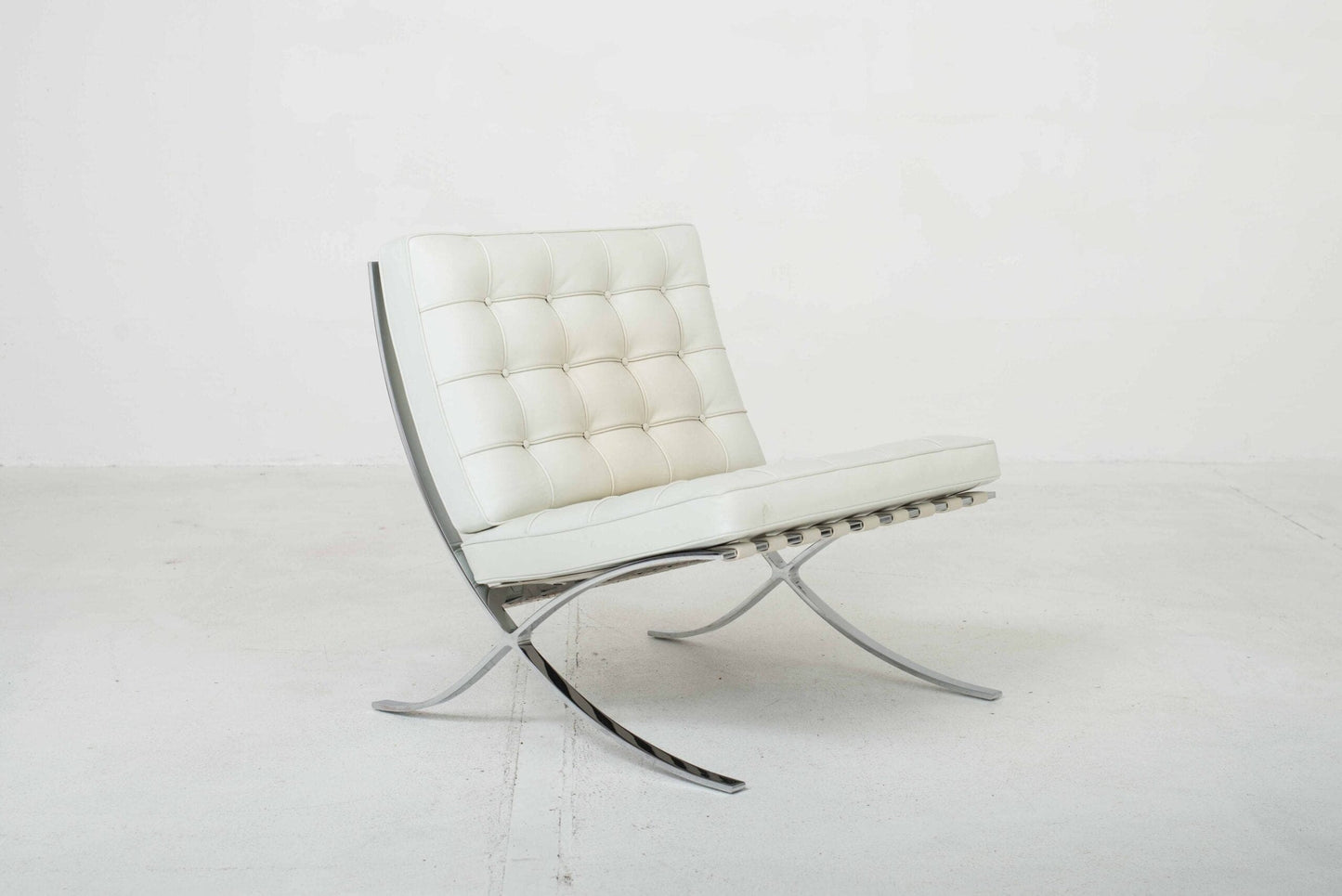 Fauteuil Knoll Barcelona Relax de Ludwig Mies van der Rohe en cuir naturel vintage