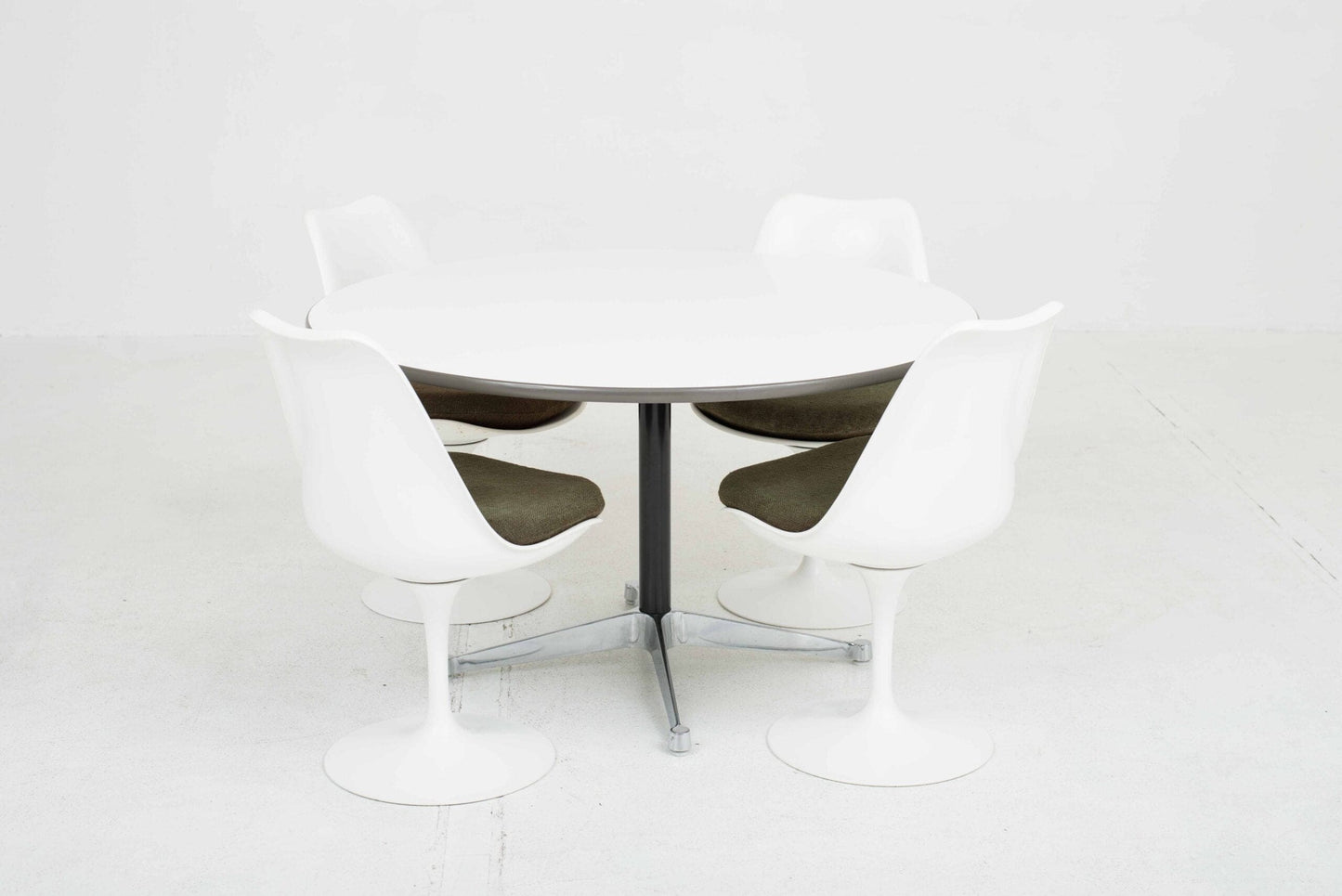 Knoll International Tulip Chair by Eero Saarinen