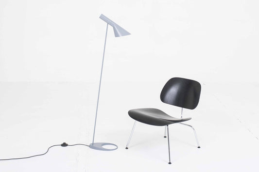 Louis Poulsen Stehleuchte AJ von Arne Jacobsen in Grau Vintage