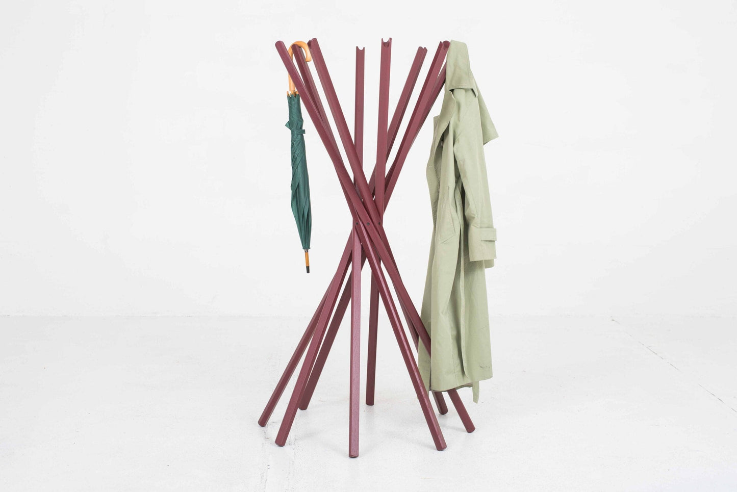 Zanotta Sciangai coat rack from De Pas, D'Urbino and Lomazzi in vintage wine red