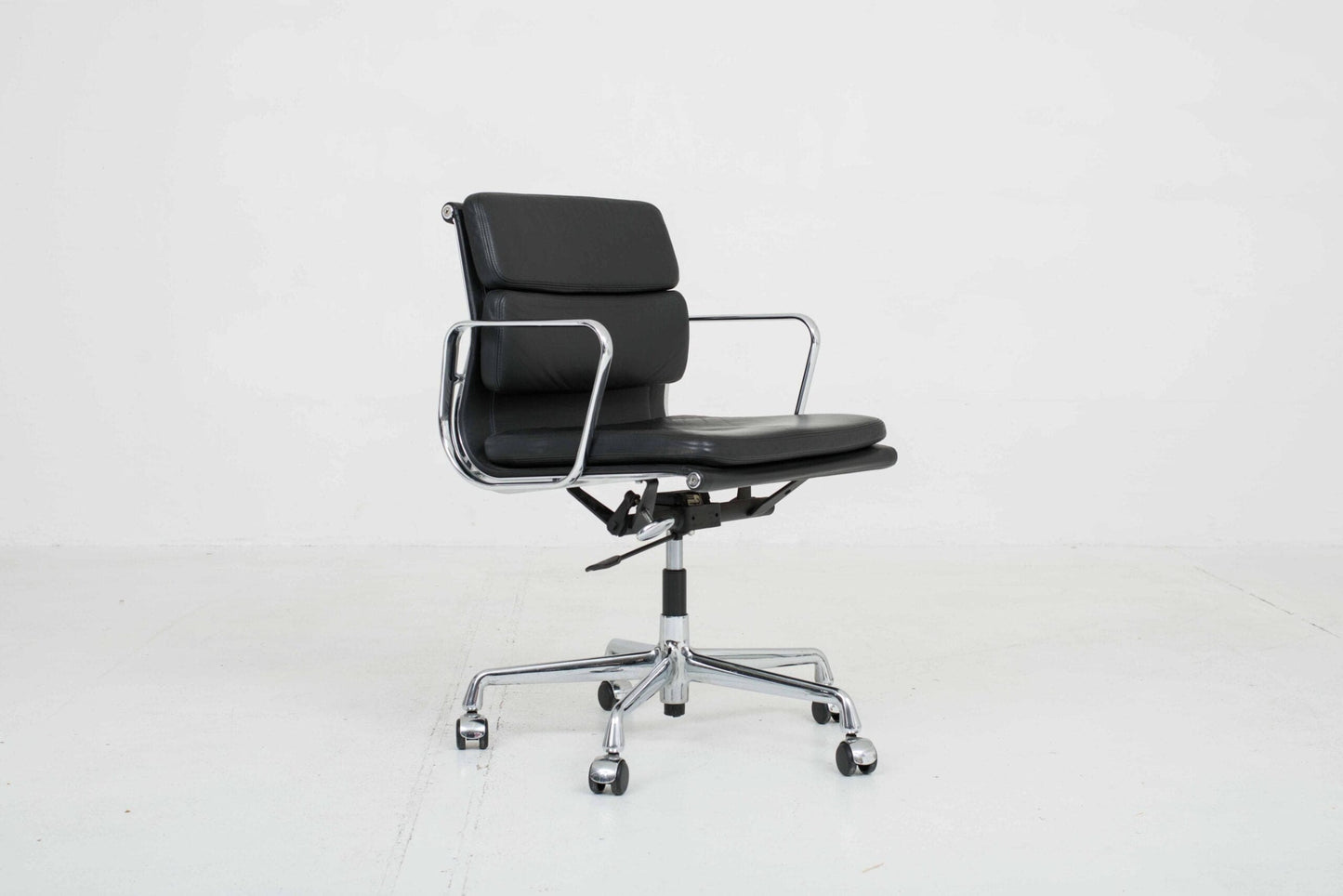 Chaise de bureau Vitra EA 217 Soft Pad d'Eames en cuir vintage noir