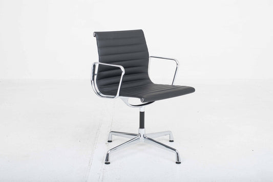 Chaise de bureau Vitra EA 104 de Charles et Ray Eames en cuir vintage noir