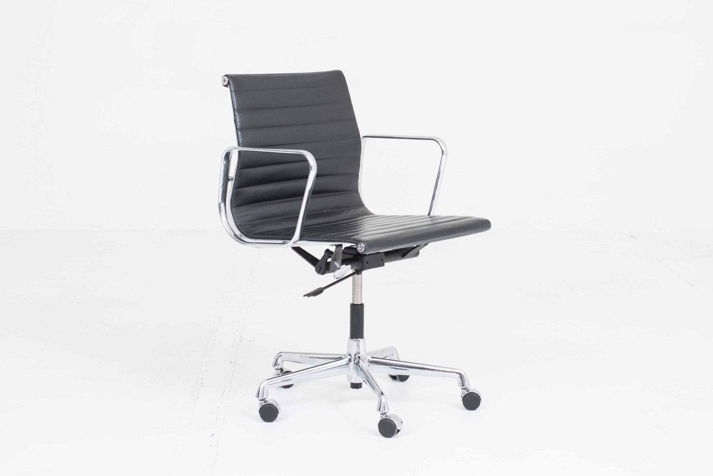 Chaise de bureau Vitra EA 117 d'Eames en cuir vintage noir