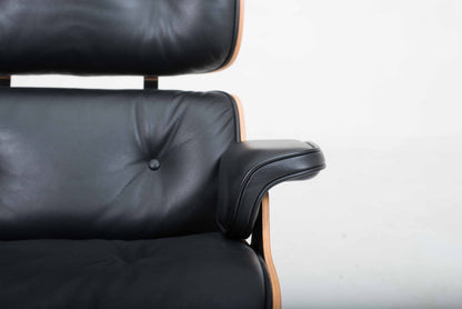 Vitra 670 Lounge Chair et Ottoman de Charles et Ray Eames, masse classique et palissandre