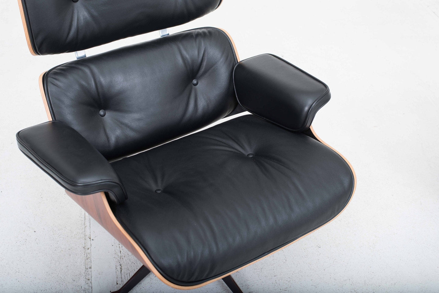 Vitra 670 Lounge Chair and Ottoman von Charles and Ray Eames, klassische Masse and Palisander