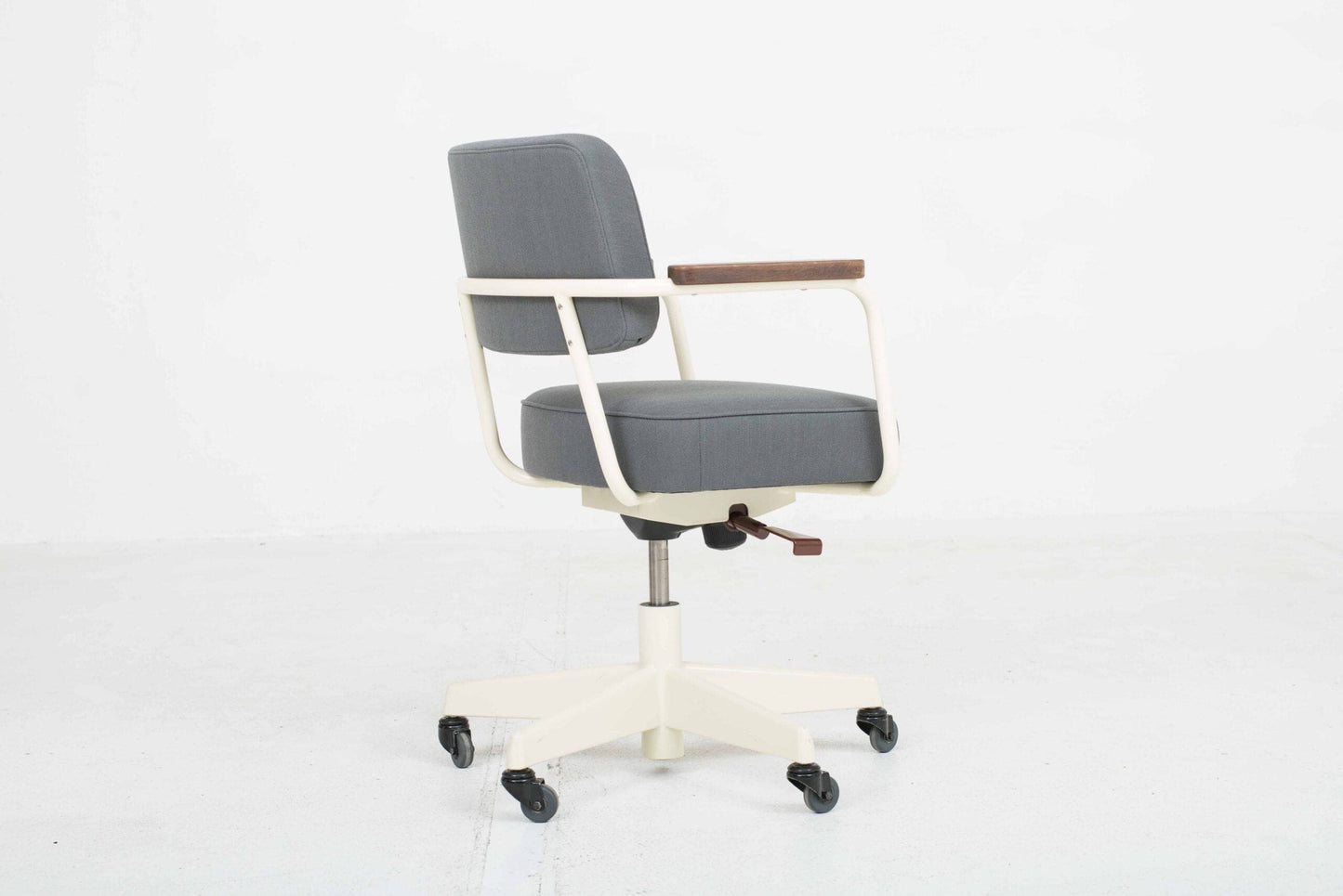 Vitra Bürostuhl "Fauteuil Direction Pivotant" von Jean Prouvé, G-Star Raw Edition am Ende Vintage