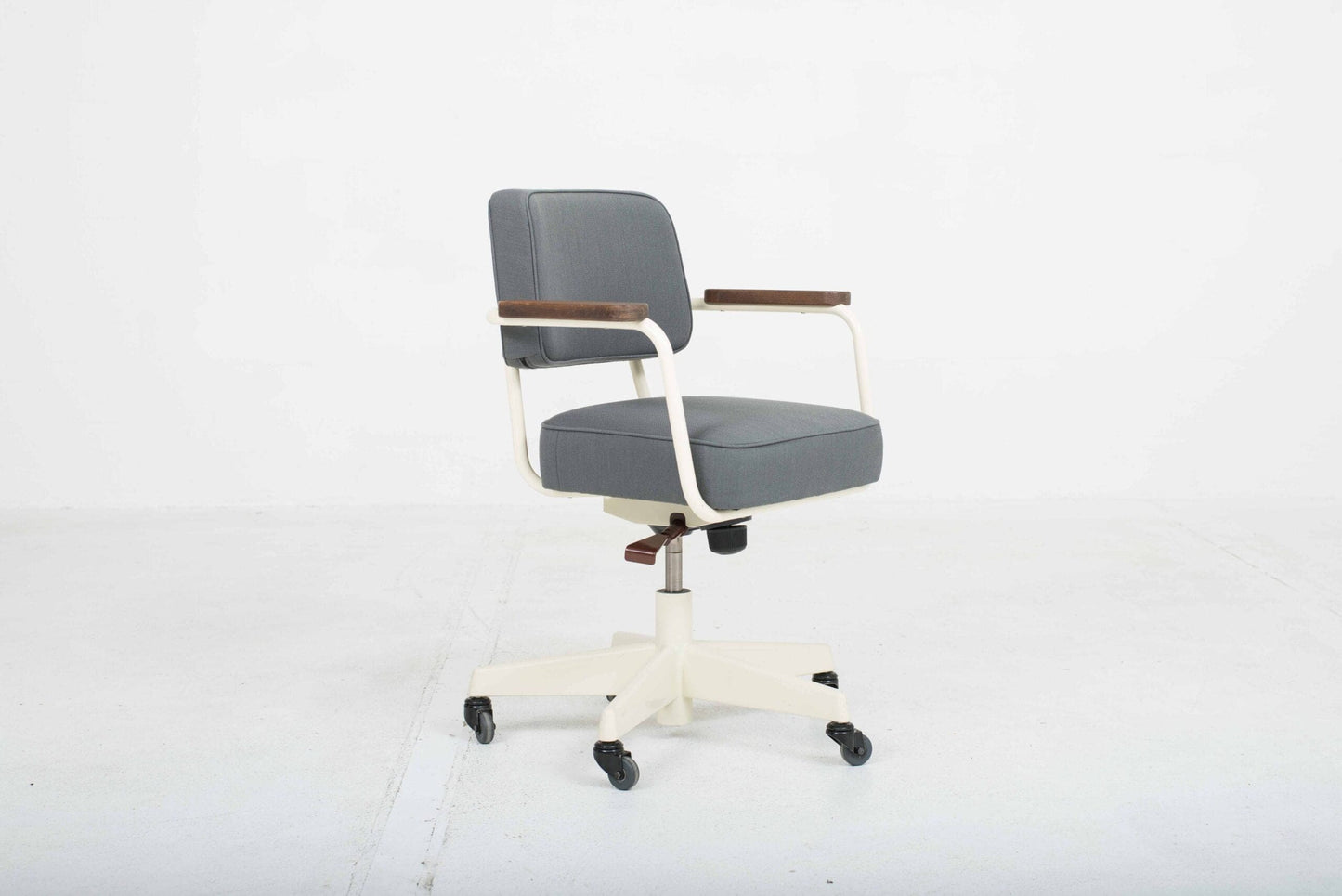 Vitra Bürostuhl "Fauteuil Direction Pivotant" von Jean Prouvé, G-Star Raw Edition am Ende Vintage