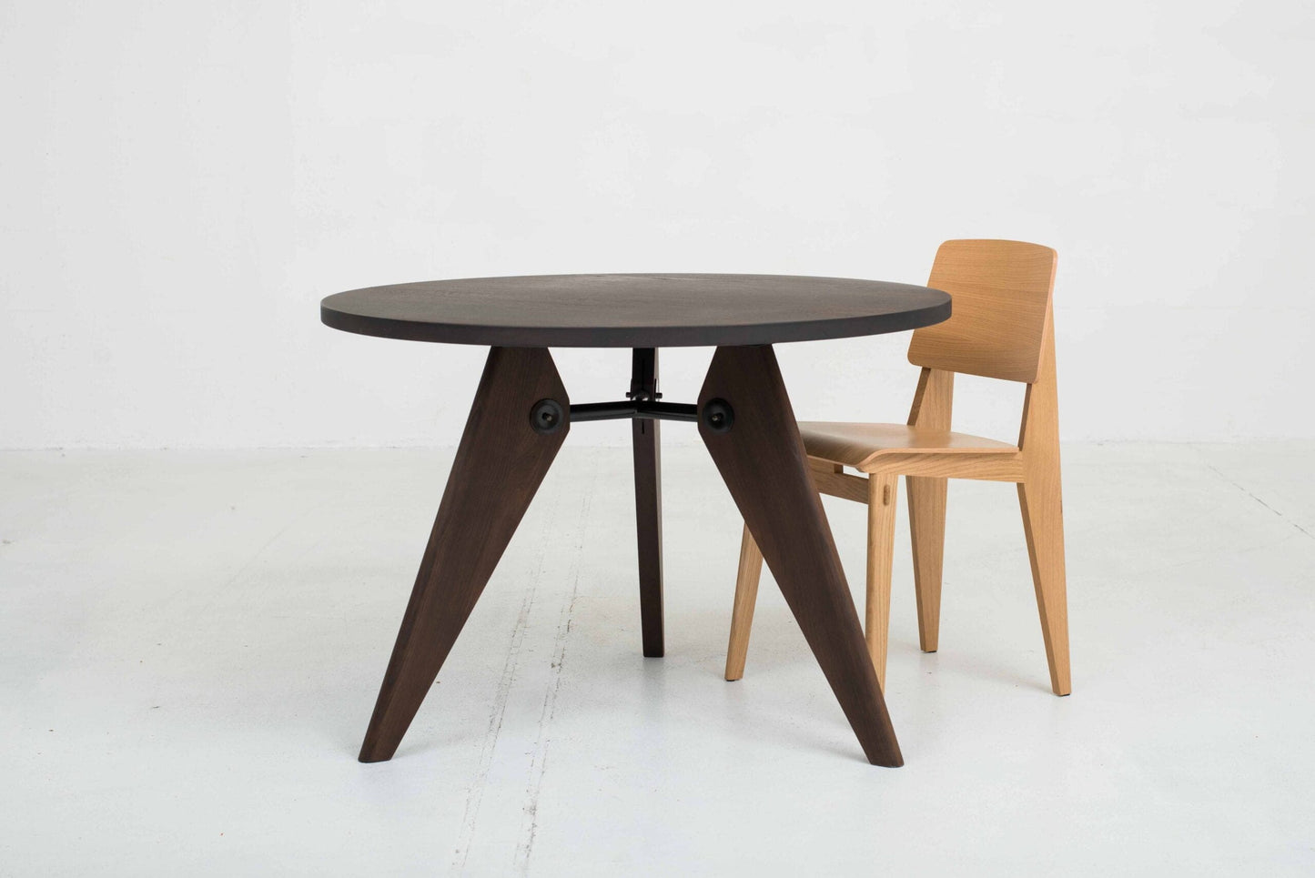 Table Vitra Guéridon de Jean Prouvé en chêne fumé, 105cm