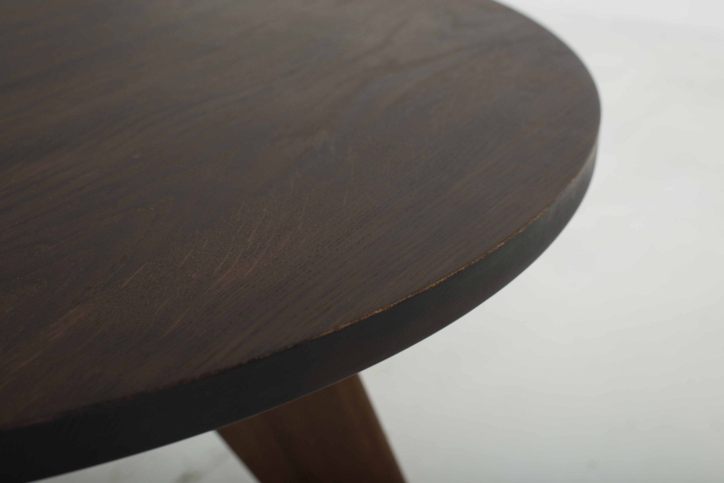 Table Vitra Guéridon de Jean Prouvé en chêne fumé, 105cm