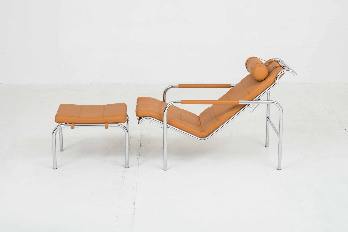 Zanotta Genni 920 lounger and ottoman by Gabriele Mucchi in Cognac Vintage