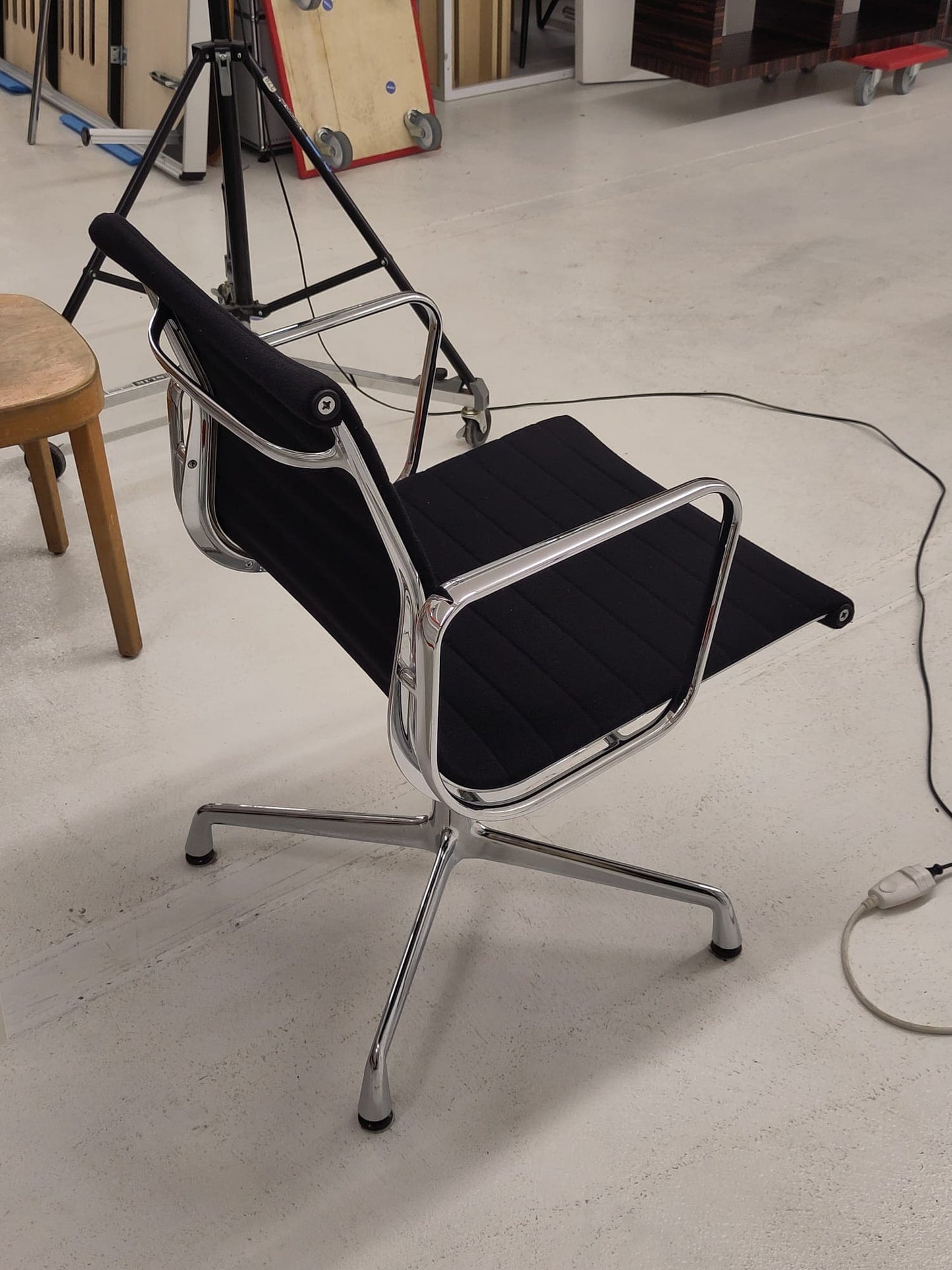 Chaise de bureau Vitra EA 107 de Charles et Ray Eames en noir vintage Hopsak