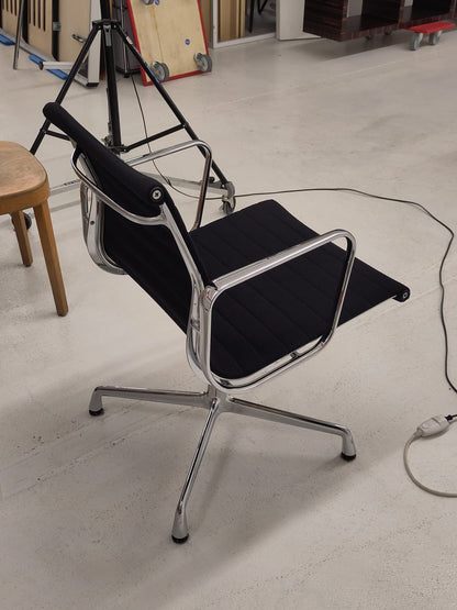 Vitra EA 107 Bürostuhl von Charles und Ray Eames in schwarzem Hopsak Vintage