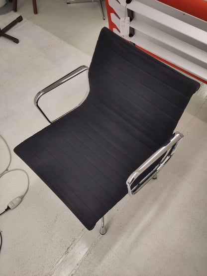 Chaise de bureau Vitra EA 107 de Charles et Ray Eames en noir vintage Hopsak