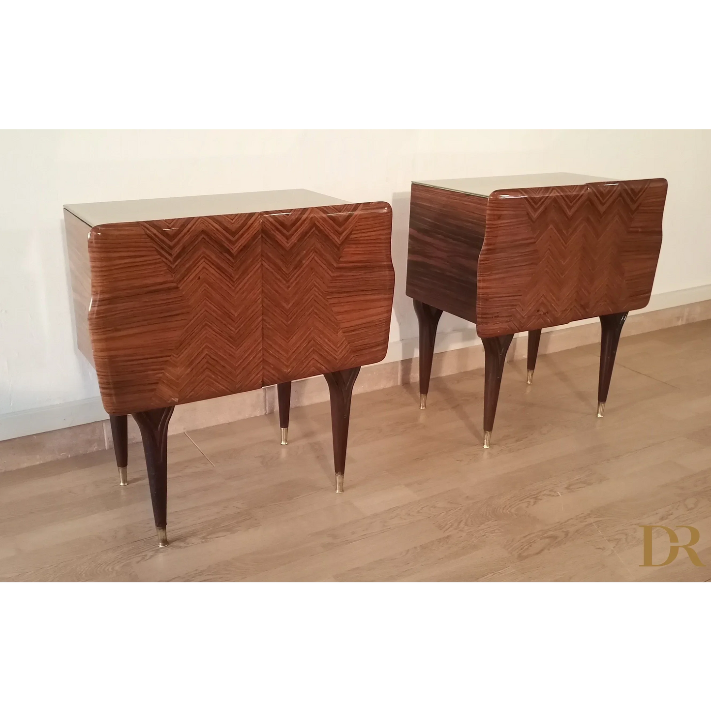 Nachttische in verschiedenen Ausführungen 1950er Jahre Mid Century Design Nachttisch Nachttisch Dario Raia Antiquitäten Modern Vintage 50er 60er 70er Jahre Moderne Nachttische Nachttisch Sideboard Nachttisch Art Deco Nachttisch Nachttisch aus Holz Nachttisch aus Walnuss Nachttisch mit Intarsien Nachttisch Moderner Nachttisch aus Messing aus der Mitte des Jahrhunderts Tischglas aus Kunstmarmorglas