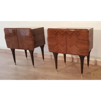 Nachttische in verschiedenen Ausführungen 1950er Jahre Mid Century Design Nachttisch Nachttisch Dario Raia Antiquitäten Modern Vintage 50er 60er 70er Jahre Moderne Nachttische Nachttisch Sideboard Nachttisch Art Deco Nachttisch Nachttisch aus Holz Nachttisch aus Walnuss Nachttisch mit Intarsien Nachttisch Moderner Nachttisch aus Messing aus der Mitte des Jahrhunderts Tischglas aus Kunstmarmorglas