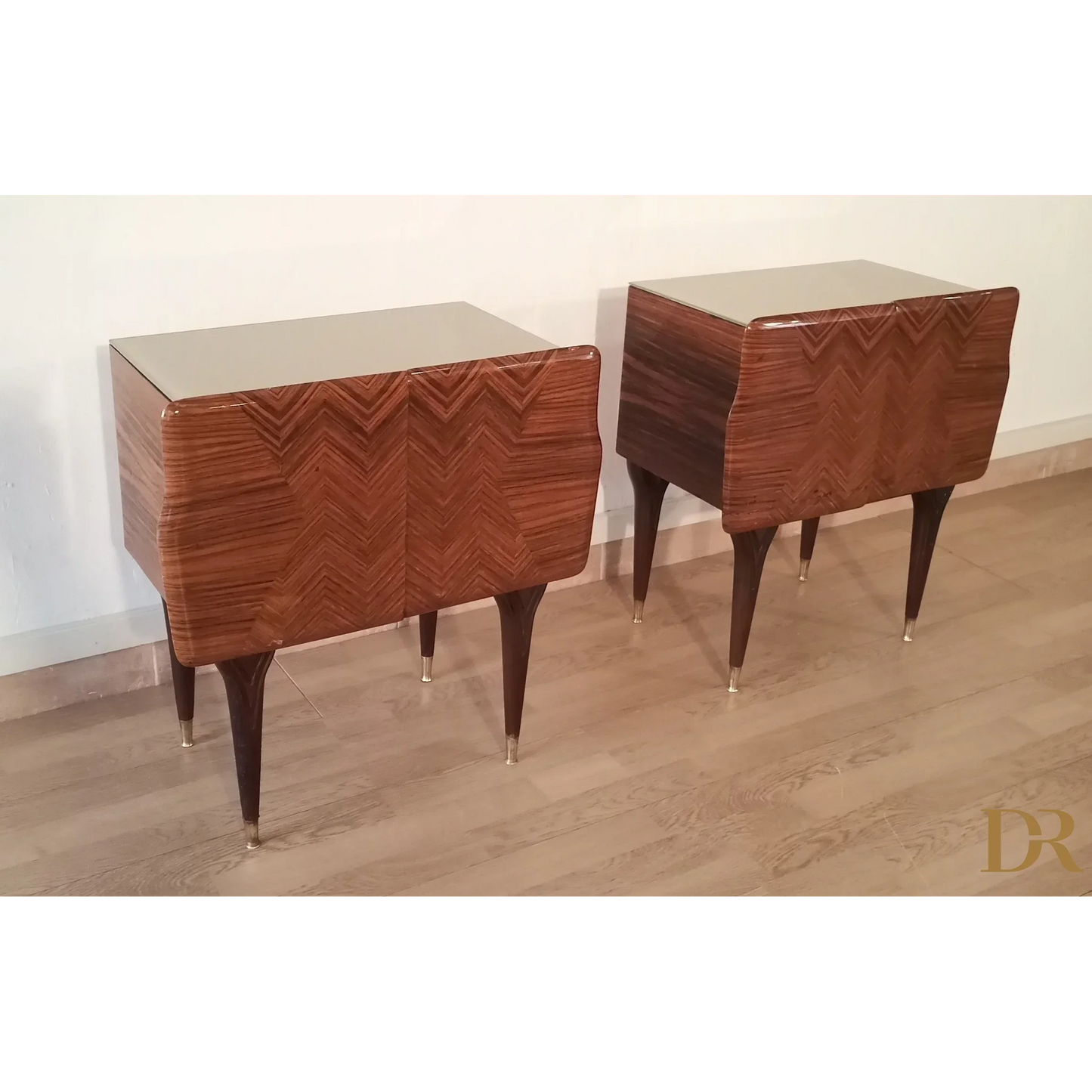 Nachttische in verschiedenen Ausführungen 1950er Jahre Mid Century Design Nachttisch Nachttisch Dario Raia Antiquitäten Modern Vintage 50er 60er 70er Jahre Moderne Nachttische Nachttisch Sideboard Nachttisch Art Deco Nachttisch Nachttisch aus Holz Nachttisch aus Walnuss Nachttisch mit Intarsien Nachttisch Moderner Nachttisch aus Messing aus der Mitte des Jahrhunderts Tischglas aus Kunstmarmorglas