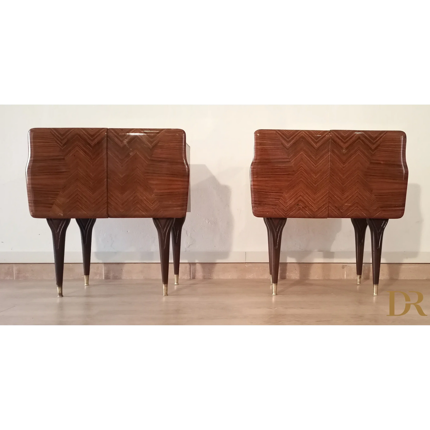 Nachttische in verschiedenen Ausführungen 1950er Jahre Mid Century Design Nachttisch Nachttisch Dario Raia Antiquitäten Modern Vintage 50er 60er 70er Jahre Moderne Nachttische Nachttisch Sideboard Nachttisch Art Deco Nachttisch Nachttisch aus Holz Nachttisch aus Walnuss Nachttisch mit Intarsien Nachttisch Moderner Nachttisch aus Messing aus der Mitte des Jahrhunderts Tischglas aus Kunstmarmorglas