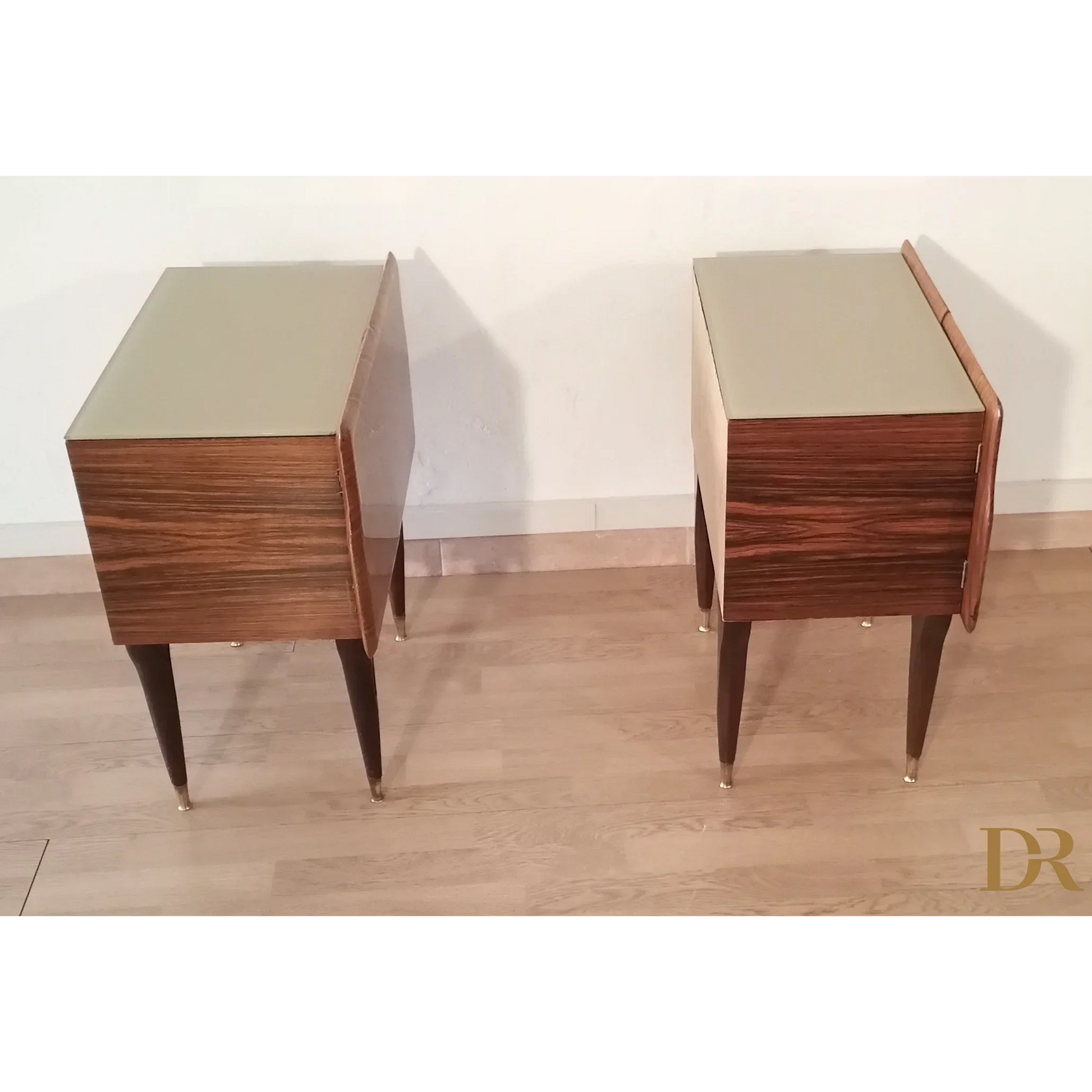 Nachttische in verschiedenen Ausführungen 1950er Jahre Mid Century Design Nachttisch Nachttisch Dario Raia Antiquitäten Modern Vintage 50er 60er 70er Jahre Moderne Nachttische Nachttisch Sideboard Nachttisch Art Deco Nachttisch Nachttisch aus Holz Nachttisch aus Walnuss Nachttisch mit Intarsien Nachttisch Moderner Nachttisch aus Messing aus der Mitte des Jahrhunderts Tischglas aus Kunstmarmorglas