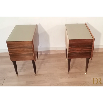 Nachttische in verschiedenen Ausführungen 1950er Jahre Mid Century Design Nachttisch Nachttisch Dario Raia Antiquitäten Modern Vintage 50er 60er 70er Jahre Moderne Nachttische Nachttisch Sideboard Nachttisch Art Deco Nachttisch Nachttisch aus Holz Nachttisch aus Walnuss Nachttisch mit Intarsien Nachttisch Moderner Nachttisch aus Messing aus der Mitte des Jahrhunderts Tischglas aus Kunstmarmorglas