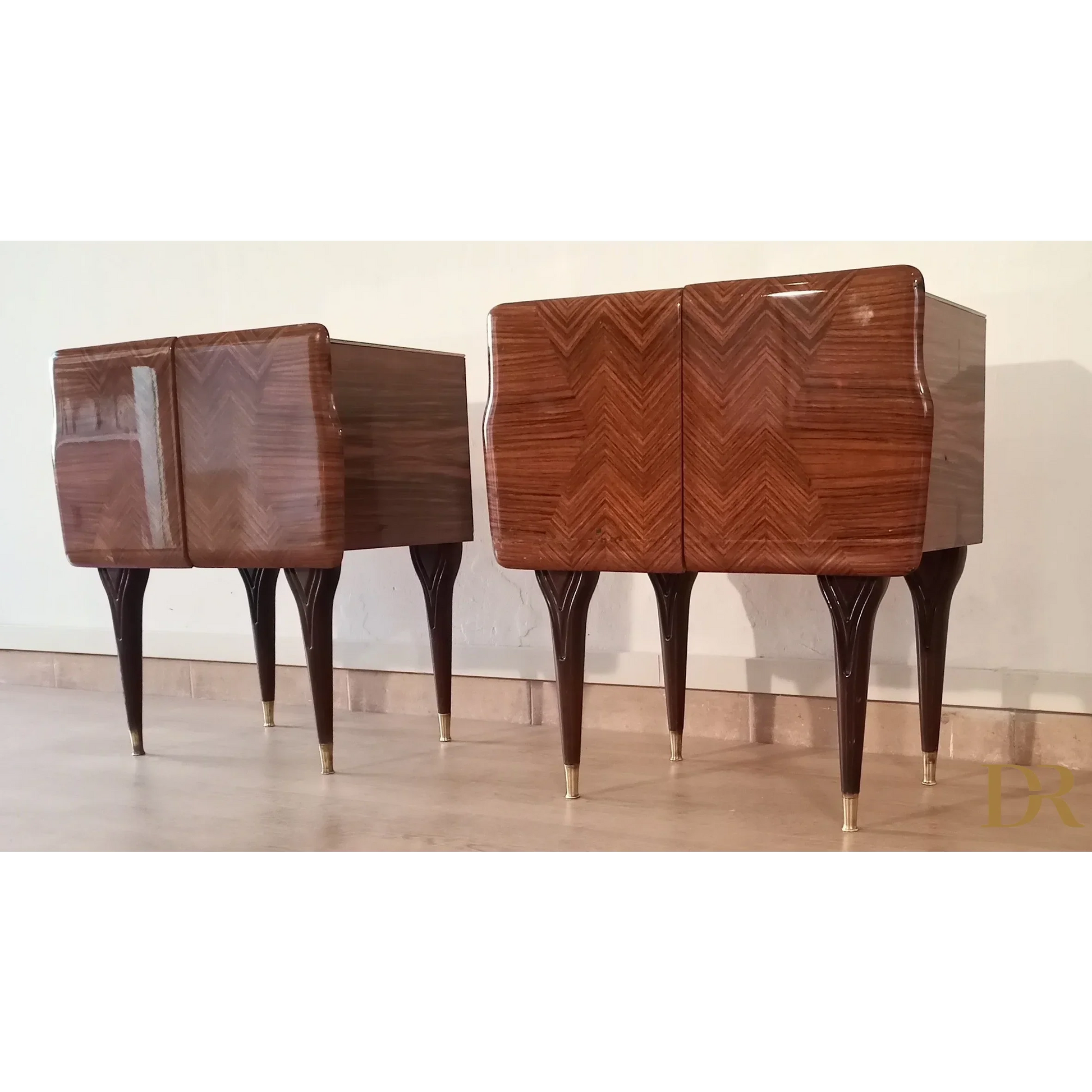 Nachttische in verschiedenen Ausführungen 1950er Jahre Mid Century Design Nachttisch Nachttisch Dario Raia Antiquitäten Modern Vintage 50er 60er 70er Jahre Moderne Nachttische Nachttisch Sideboard Nachttisch Art Deco Nachttisch Nachttisch aus Holz Nachttisch aus Walnuss Nachttisch mit Intarsien Nachttisch Moderner Nachttisch aus Messing aus der Mitte des Jahrhunderts Tischglas aus Kunstmarmorglas