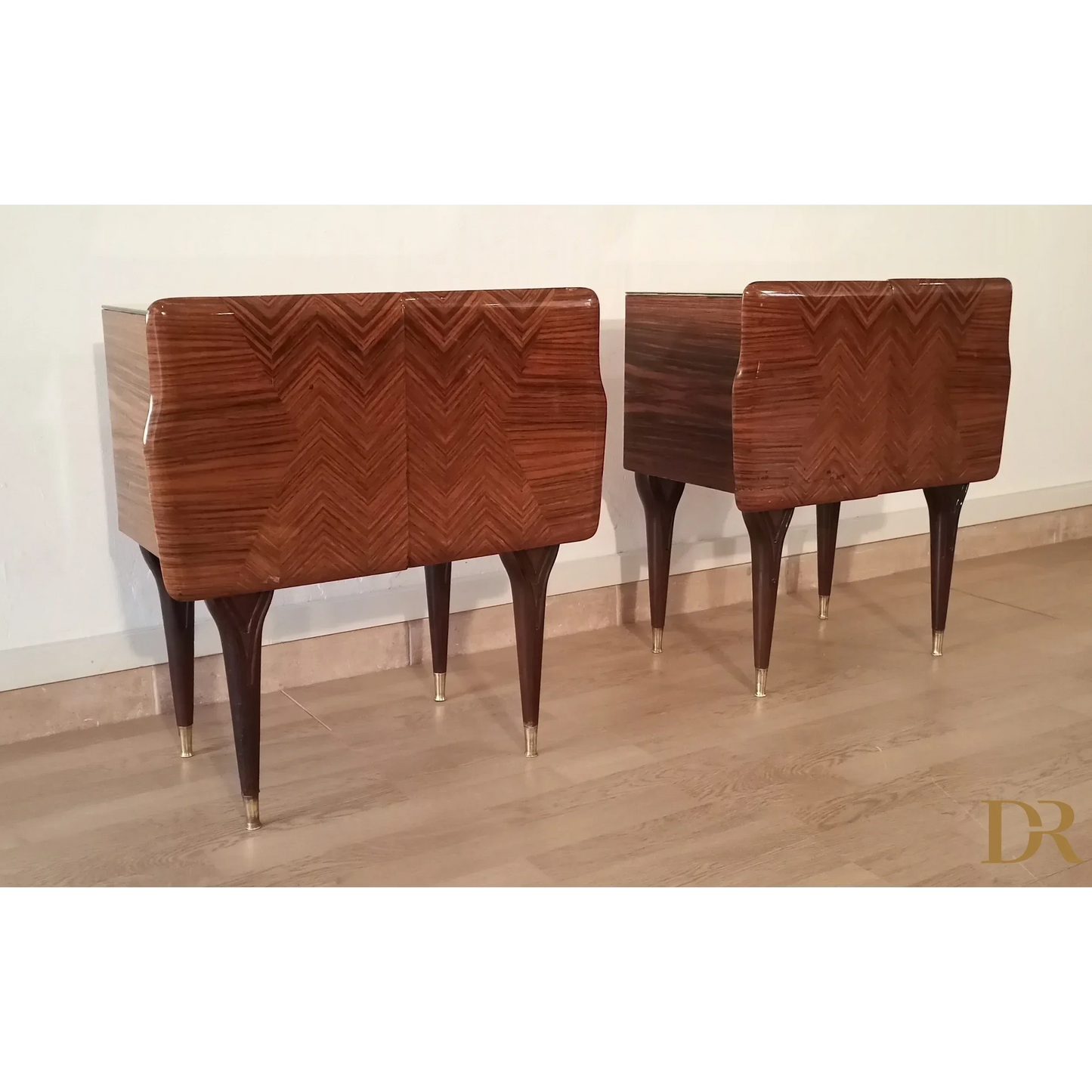 Nachttische in verschiedenen Ausführungen 1950er Jahre Mid Century Design Nachttisch Nachttisch Dario Raia Antiquitäten Modern Vintage 50er 60er 70er Jahre Moderne Nachttische Nachttisch Sideboard Nachttisch Art Deco Nachttisch Nachttisch aus Holz Nachttisch aus Walnuss Nachttisch mit Intarsien Nachttisch Moderner Nachttisch aus Messing aus der Mitte des Jahrhunderts Tischglas aus Kunstmarmorglas