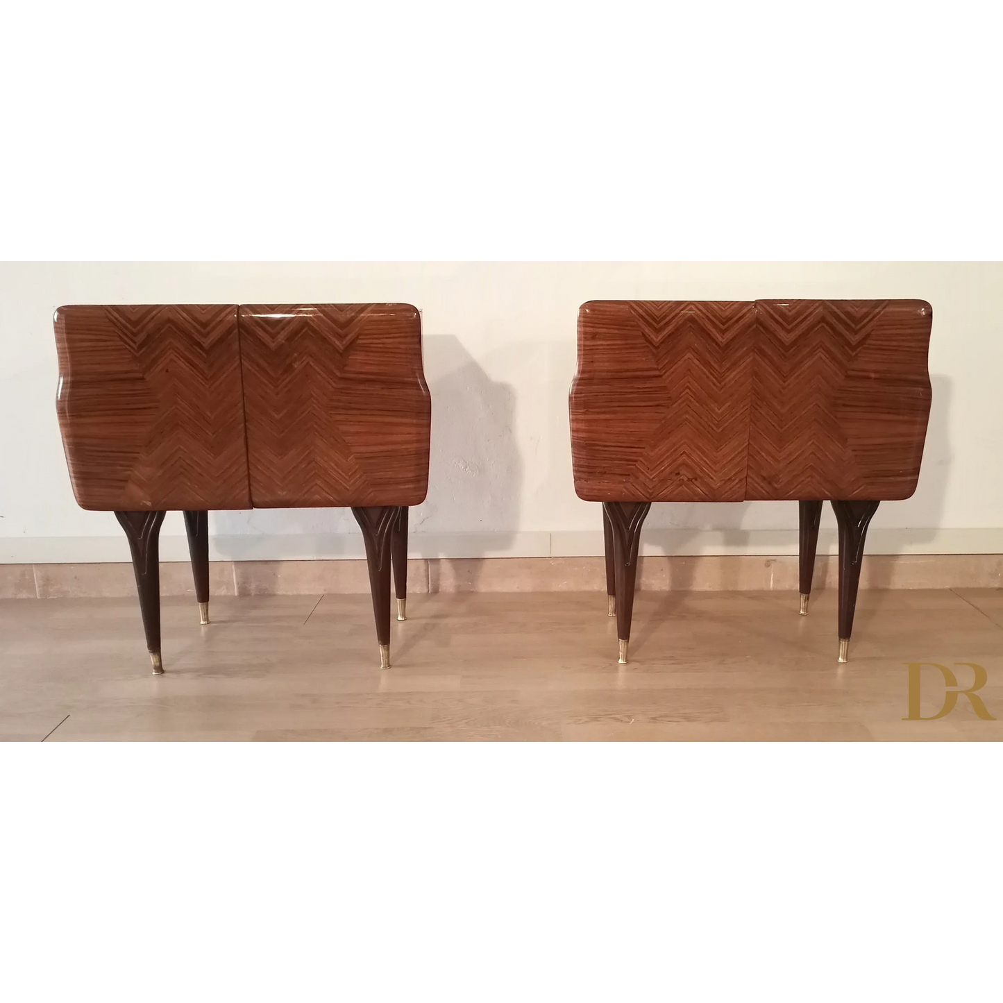 Nachttische in verschiedenen Ausführungen 1950er Jahre Mid Century Design Nachttisch Nachttisch Dario Raia Antiquitäten Modern Vintage 50er 60er 70er Jahre Moderne Nachttische Nachttisch Sideboard Nachttisch Art Deco Nachttisch Nachttisch aus Holz Nachttisch aus Walnuss Nachttisch mit Intarsien Nachttisch Moderner Nachttisch aus Messing aus der Mitte des Jahrhunderts Tischglas aus Kunstmarmorglas