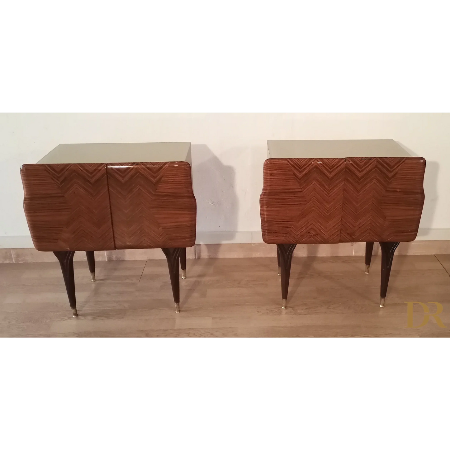 Nachttische in verschiedenen Ausführungen 1950er Jahre Mid Century Design Nachttisch Nachttisch Dario Raia Antiquitäten Modern Vintage 50er 60er 70er Jahre Moderne Nachttische Nachttisch Sideboard Nachttisch Art Deco Nachttisch Nachttisch aus Holz Nachttisch aus Walnuss Nachttisch mit Intarsien Nachttisch Moderner Nachttisch aus Messing aus der Mitte des Jahrhunderts Tischglas aus Kunstmarmorglas