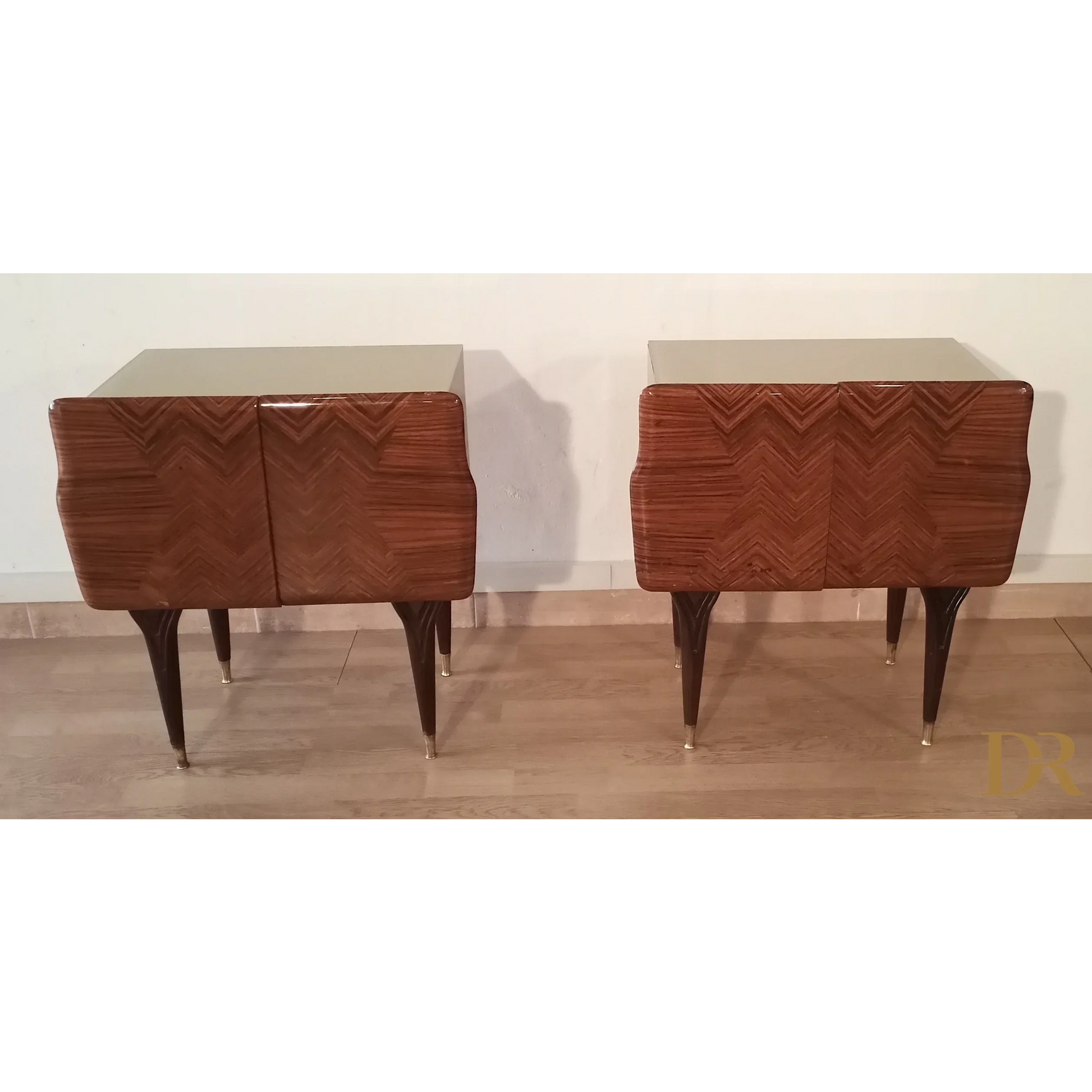 Nachttische in verschiedenen Ausführungen 1950er Jahre Mid Century Design Nachttisch Nachttisch Dario Raia Antiquitäten Modern Vintage 50er 60er 70er Jahre Moderne Nachttische Nachttisch Sideboard Nachttisch Art Deco Nachttisch Nachttisch aus Holz Nachttisch aus Walnuss Nachttisch mit Intarsien Nachttisch Moderner Nachttisch aus Messing aus der Mitte des Jahrhunderts Tischglas aus Kunstmarmorglas