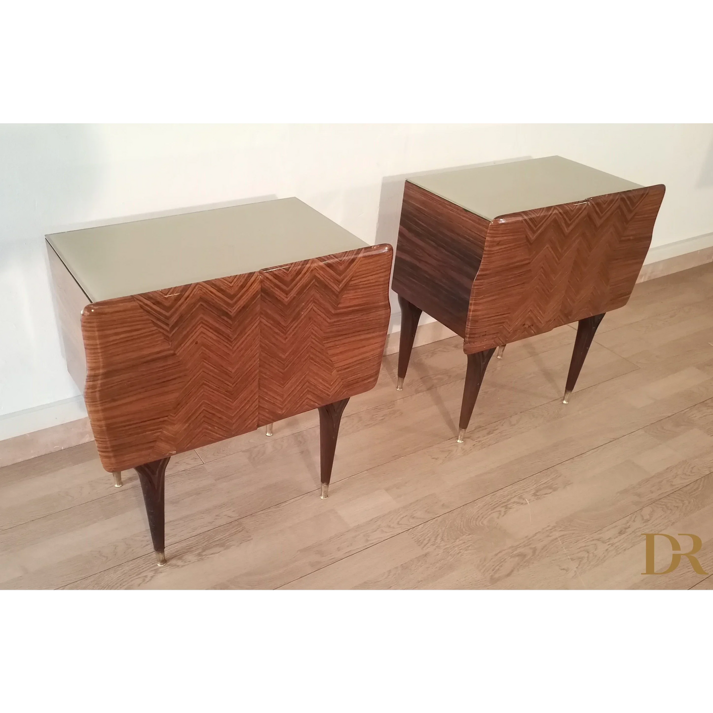 Nachttische in verschiedenen Ausführungen 1950er Jahre Mid Century Design Nachttisch Nachttisch Dario Raia Antiquitäten Modern Vintage 50er 60er 70er Jahre Moderne Nachttische Nachttisch Sideboard Nachttisch Art Deco Nachttisch Nachttisch aus Holz Nachttisch aus Walnuss Nachttisch mit Intarsien Nachttisch Moderner Nachttisch aus Messing aus der Mitte des Jahrhunderts Tischglas aus Kunstmarmorglas