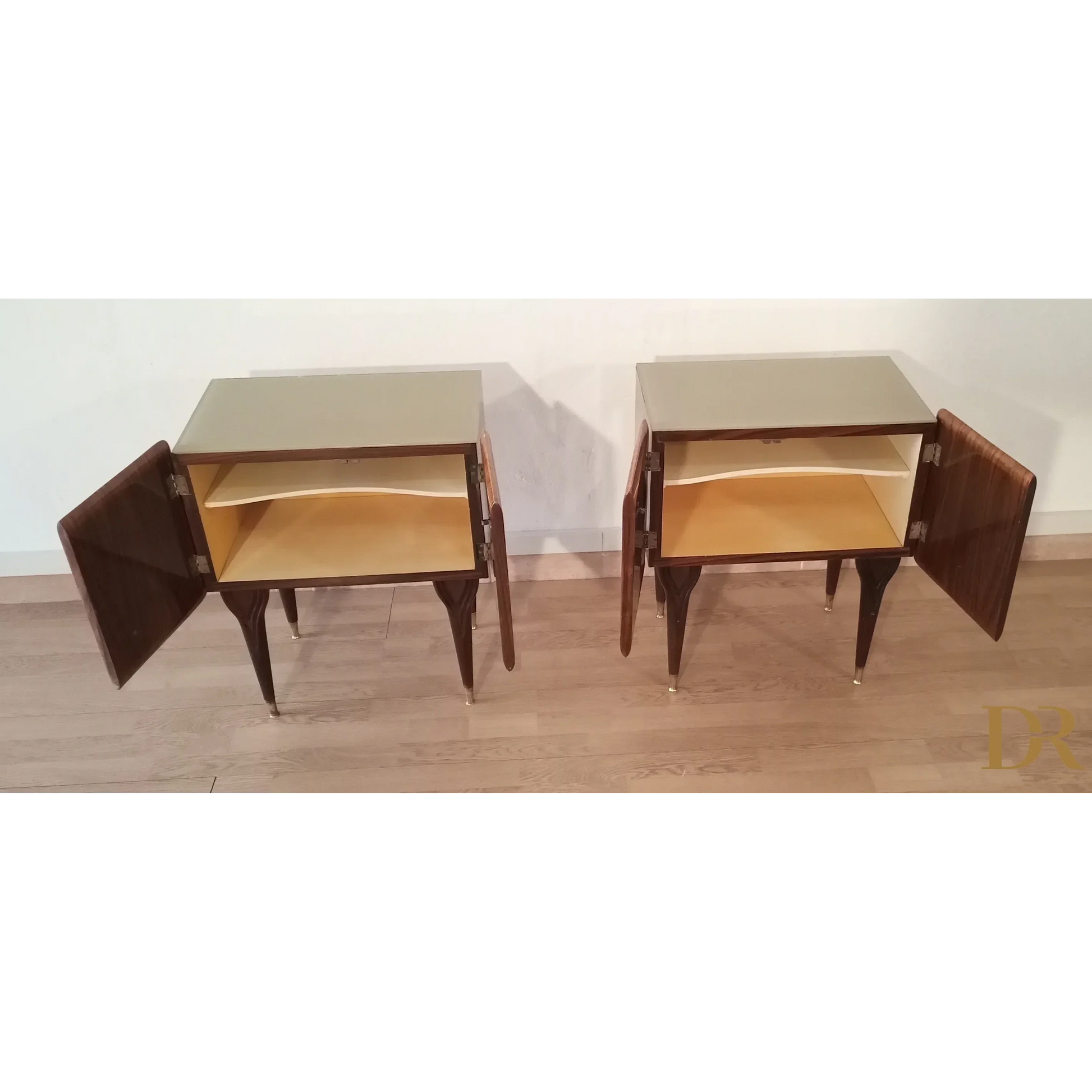 Nachttische in verschiedenen Ausführungen 1950er Jahre Mid Century Design Nachttisch Nachttisch Dario Raia Antiquitäten Modern Vintage 50er 60er 70er Jahre Moderne Nachttische Nachttisch Sideboard Nachttisch Art Deco Nachttisch Nachttisch aus Holz Nachttisch aus Walnuss Nachttisch mit Intarsien Nachttisch Moderner Nachttisch aus Messing aus der Mitte des Jahrhunderts Tischglas aus Kunstmarmorglas