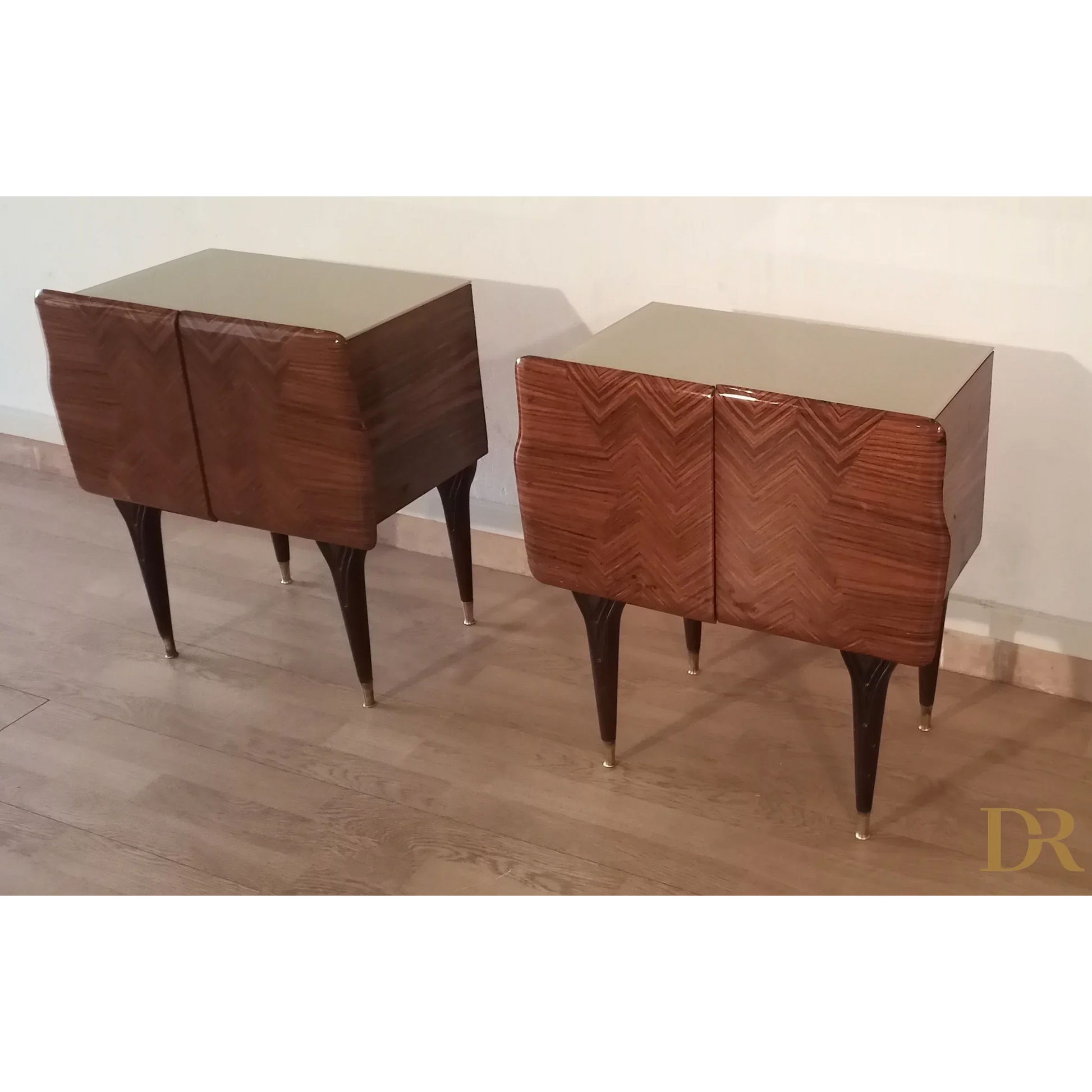 Nachttische in verschiedenen Ausführungen 1950er Jahre Mid Century Design Nachttisch Nachttisch Dario Raia Antiquitäten Modern Vintage 50er 60er 70er Jahre Moderne Nachttische Nachttisch Sideboard Nachttisch Art Deco Nachttisch Nachttisch aus Holz Nachttisch aus Walnuss Nachttisch mit Intarsien Nachttisch Moderner Nachttisch aus Messing aus der Mitte des Jahrhunderts Tischglas aus Kunstmarmorglas