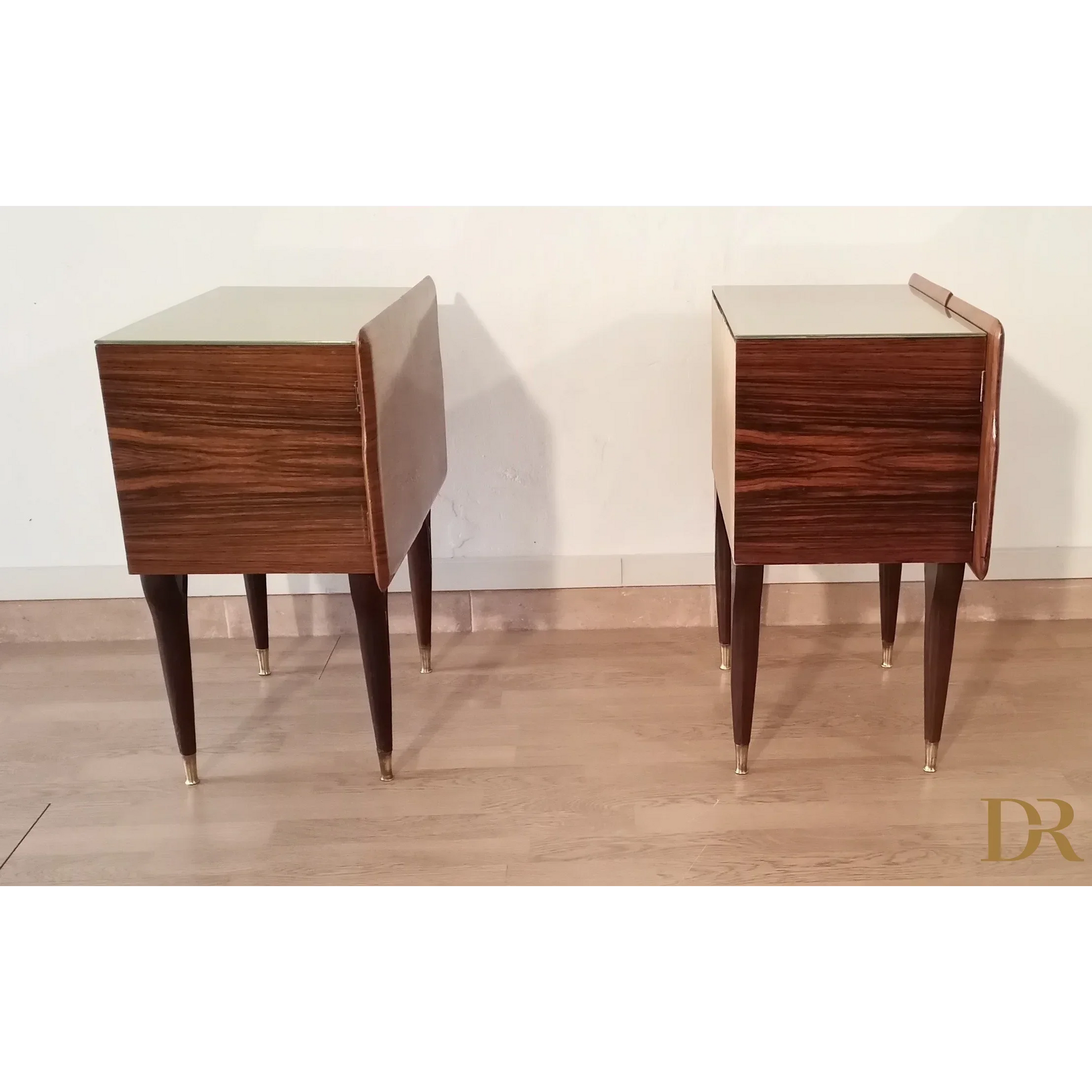 Nachttische in verschiedenen Ausführungen 1950er Jahre Mid Century Design Nachttisch Nachttisch Dario Raia Antiquitäten Modern Vintage 50er 60er 70er Jahre Moderne Nachttische Nachttisch Sideboard Nachttisch Art Deco Nachttisch Nachttisch aus Holz Nachttisch aus Walnuss Nachttisch mit Intarsien Nachttisch Moderner Nachttisch aus Messing aus der Mitte des Jahrhunderts Tischglas aus Kunstmarmorglas