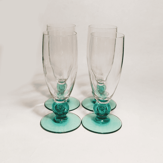 Vintage champagne glasses turquoise: elegance for special occasions