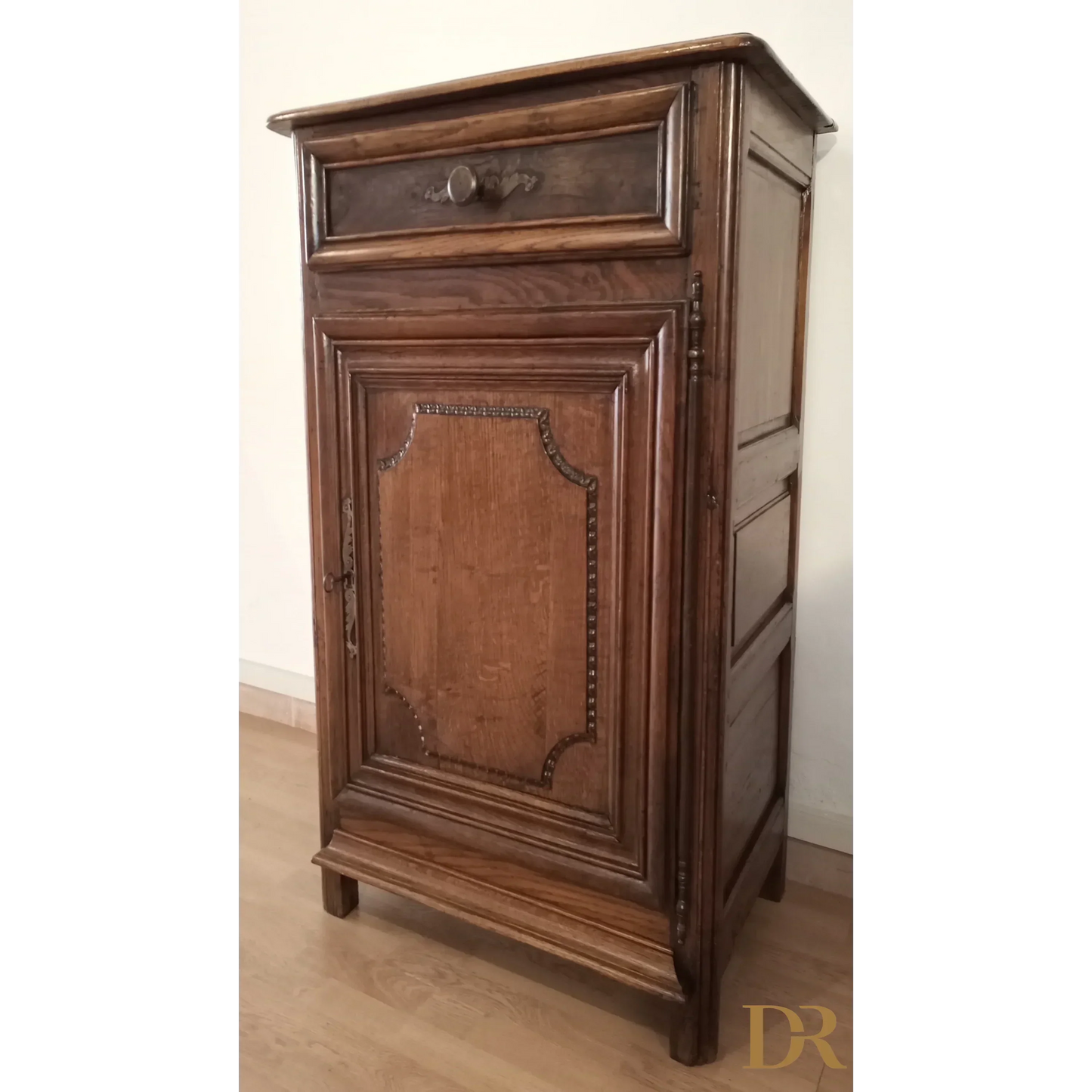 Niedriges Vintage-Sideboard aus dem Jahr 1700 aus Eichenholz. Kommode aus rustikalem Holz