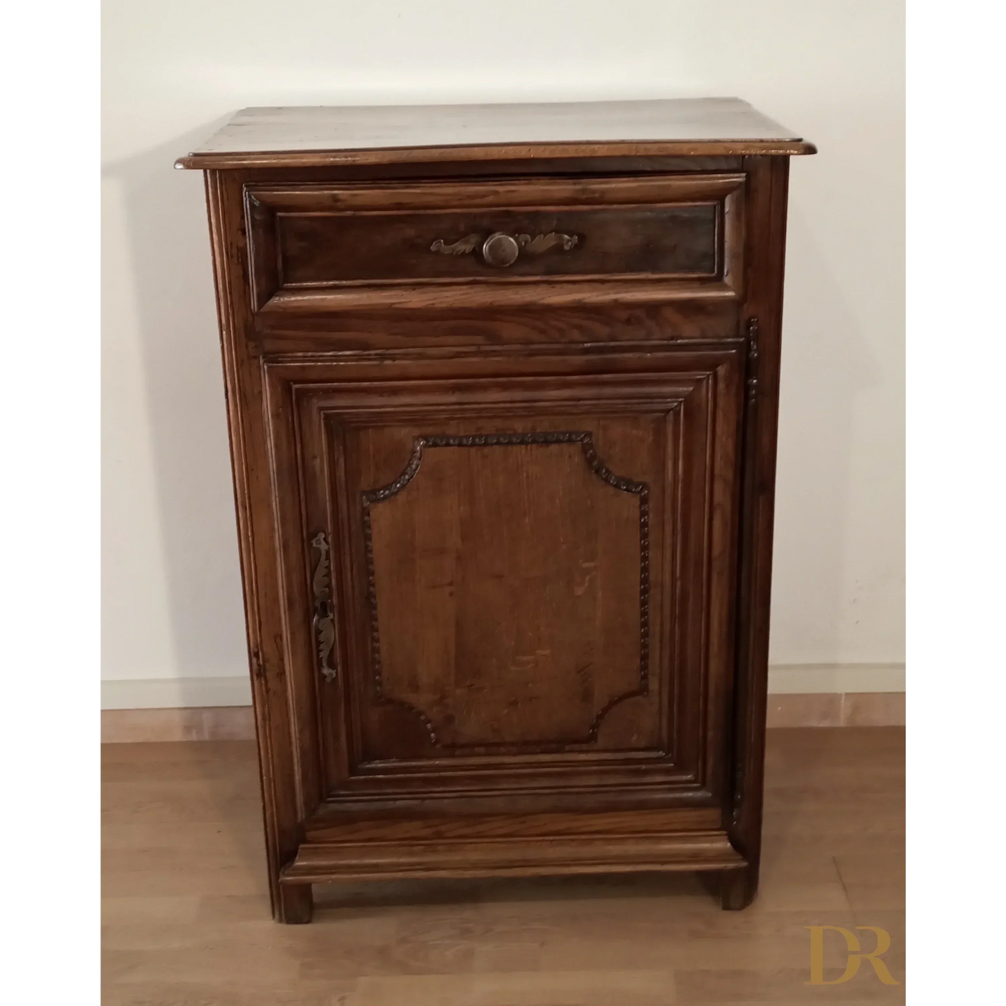 Niedriges Vintage-Sideboard aus dem Jahr 1700 aus Eichenholz. Kommode aus rustikalem Holz