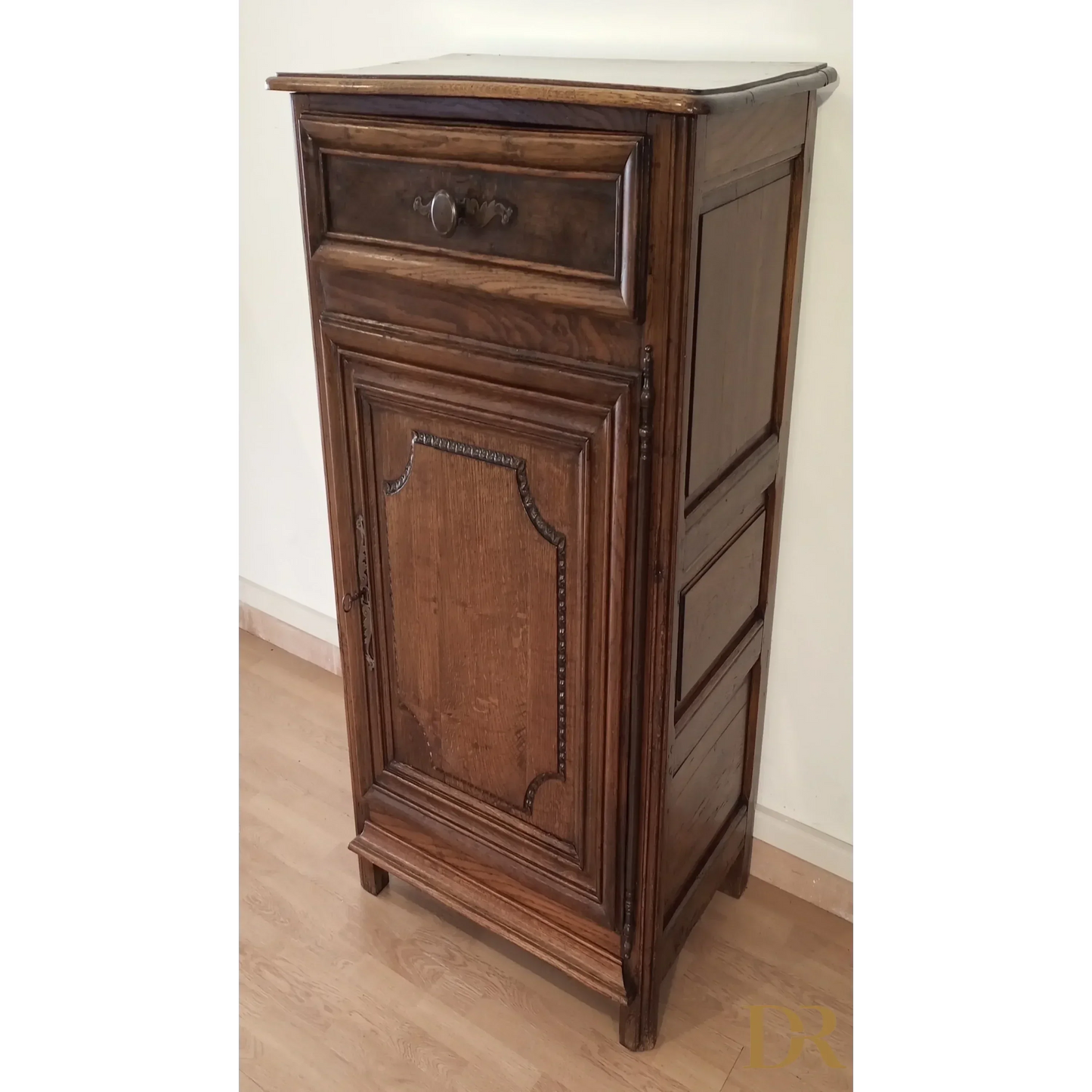 Niedriges Vintage-Sideboard aus dem Jahr 1700 aus Eichenholz. Kommode aus rustikalem Holz