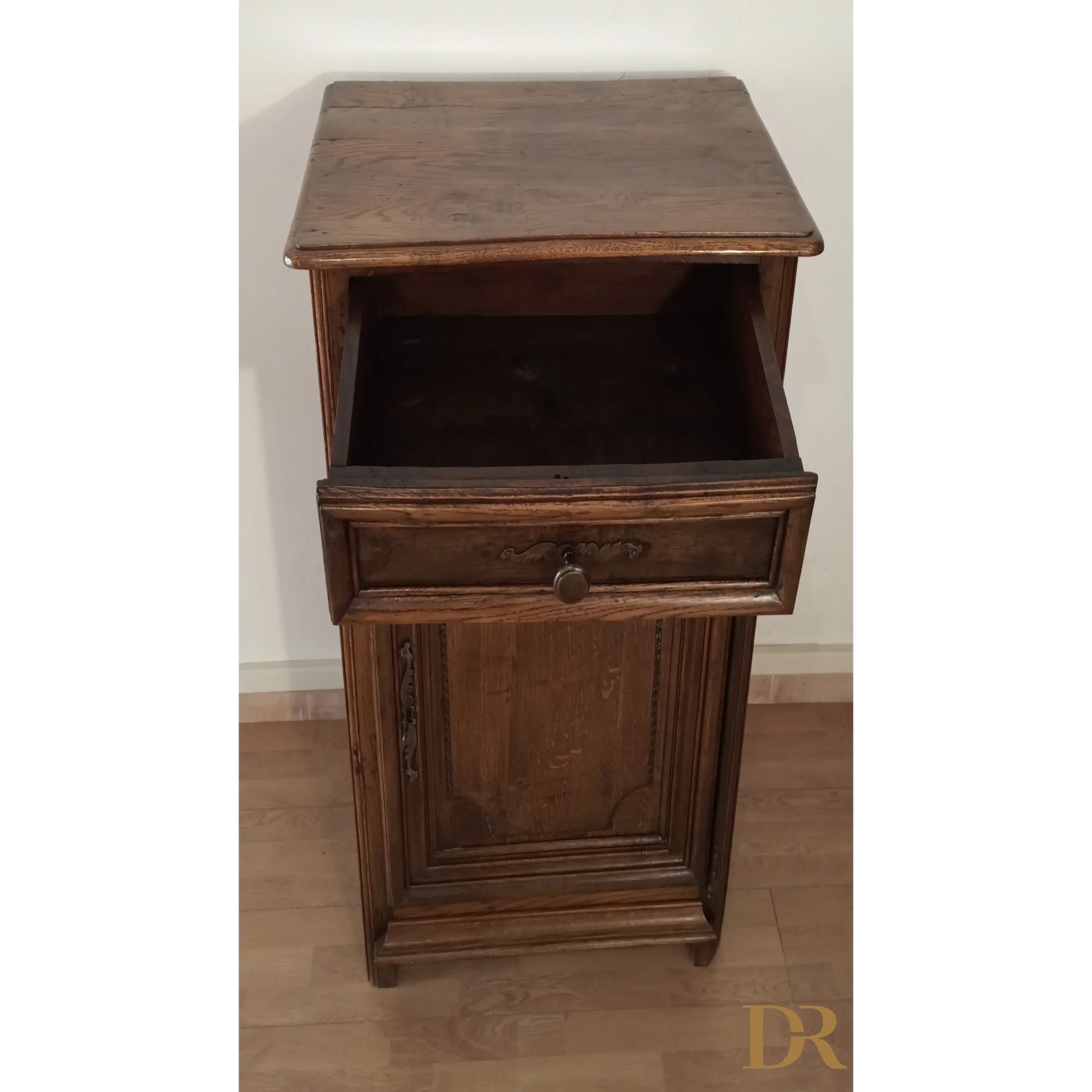 Niedriges Vintage-Sideboard aus dem Jahr 1700 aus Eichenholz. Kommode aus rustikalem Holz